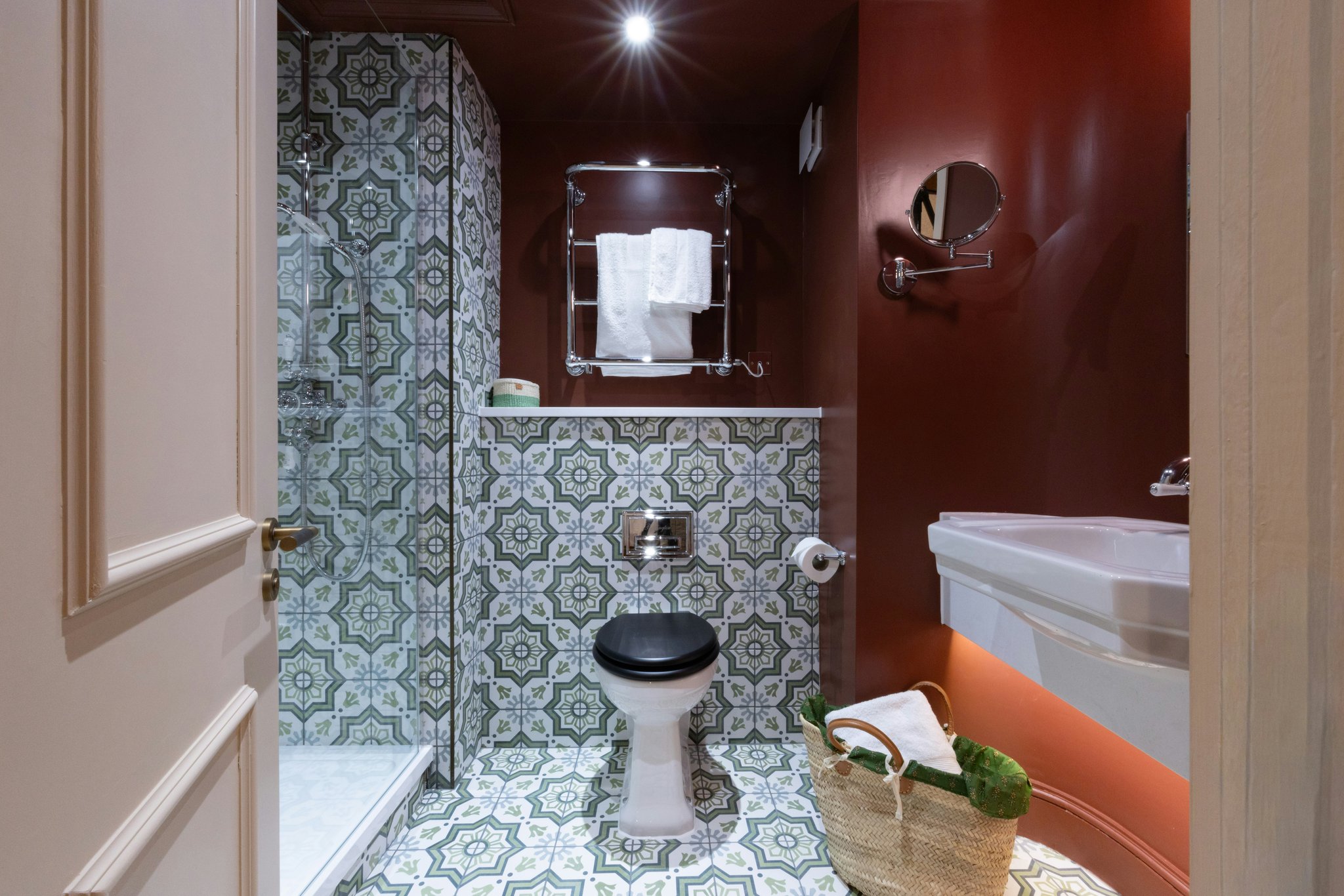 usap1Zog9USPR2QUxVW9ww_Fancy_Bathroom_(4)_S