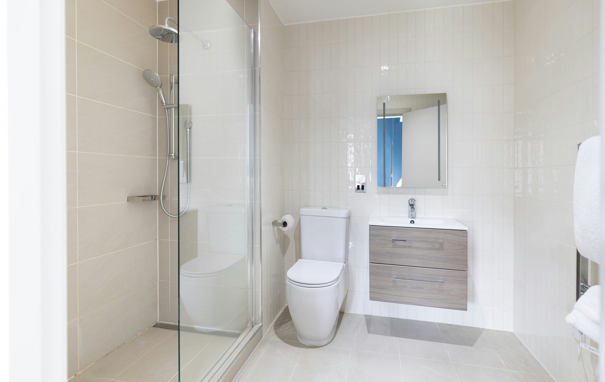 BzXMrs6XkKLwSjLyRwzg_Bathroom_S