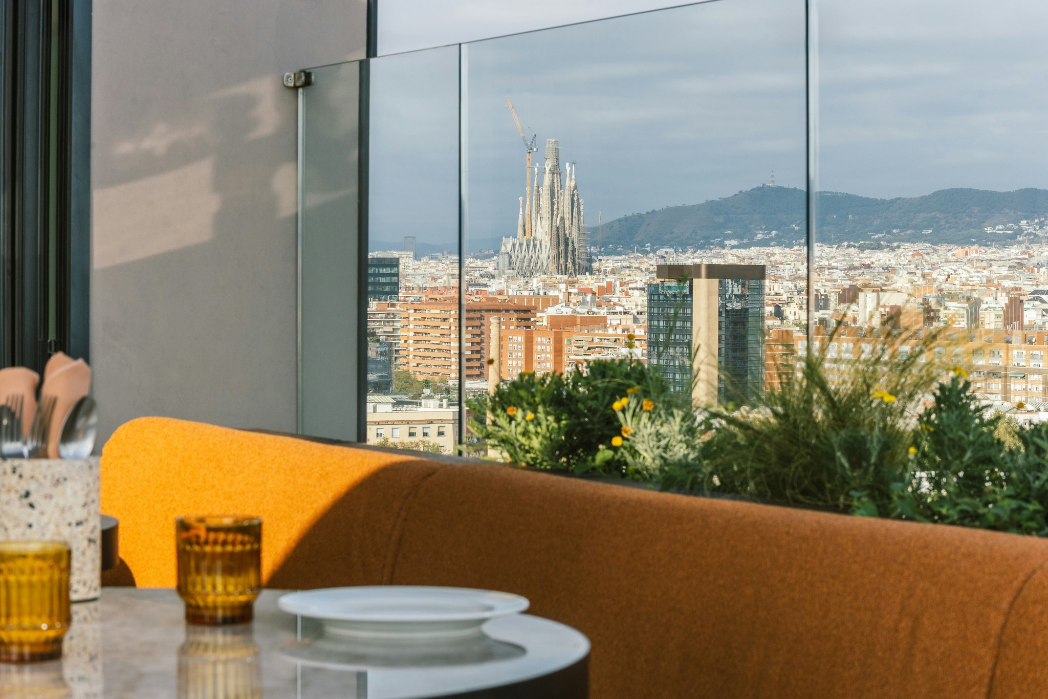 NJIVPHzaTU2hxCmP1NG8vA_SiSi_Rooftop_Resautant_Barcelona_S