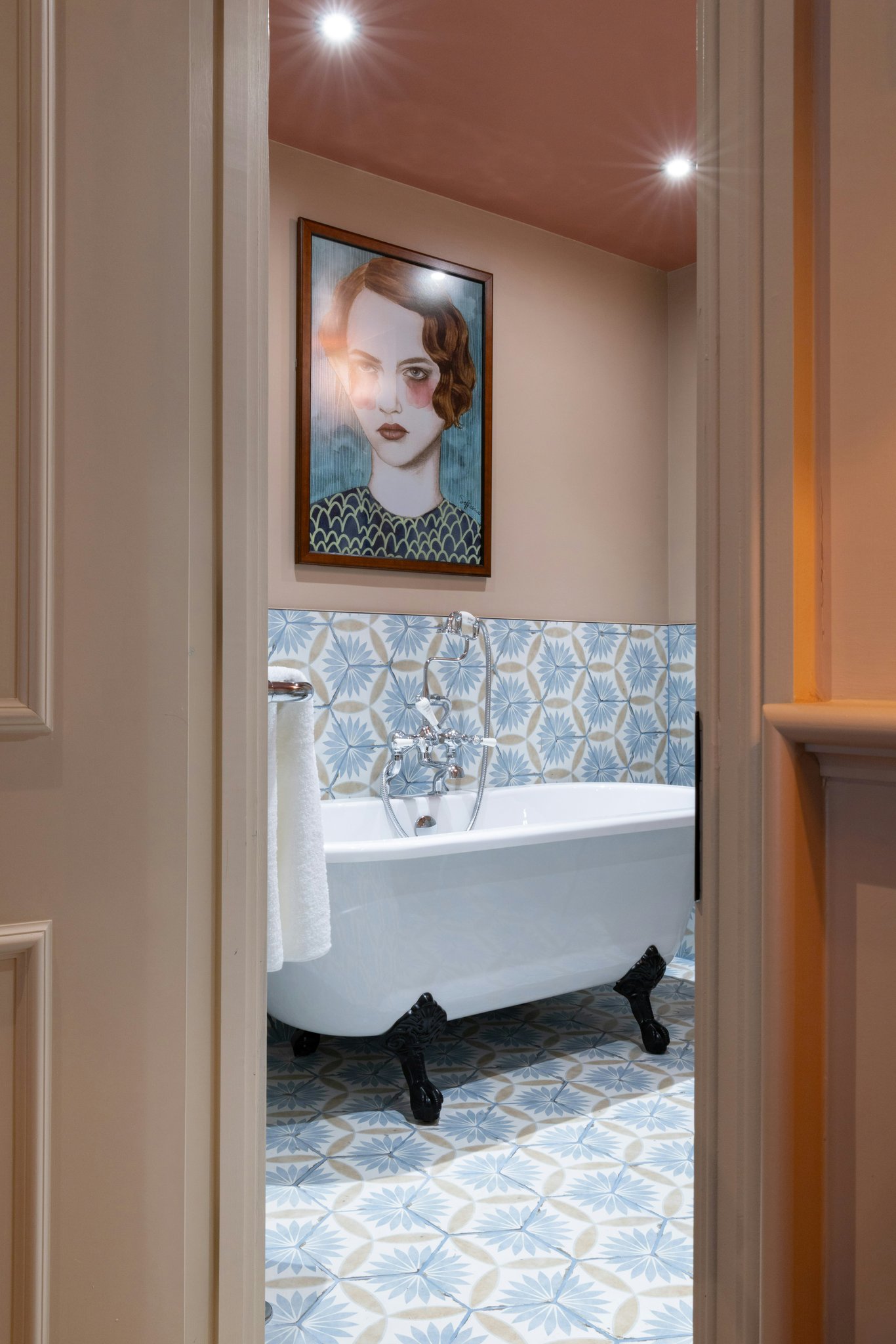 W39Pfx5LekWN3DmVAtH7w_Luxe_Bathroom_(2)_S
