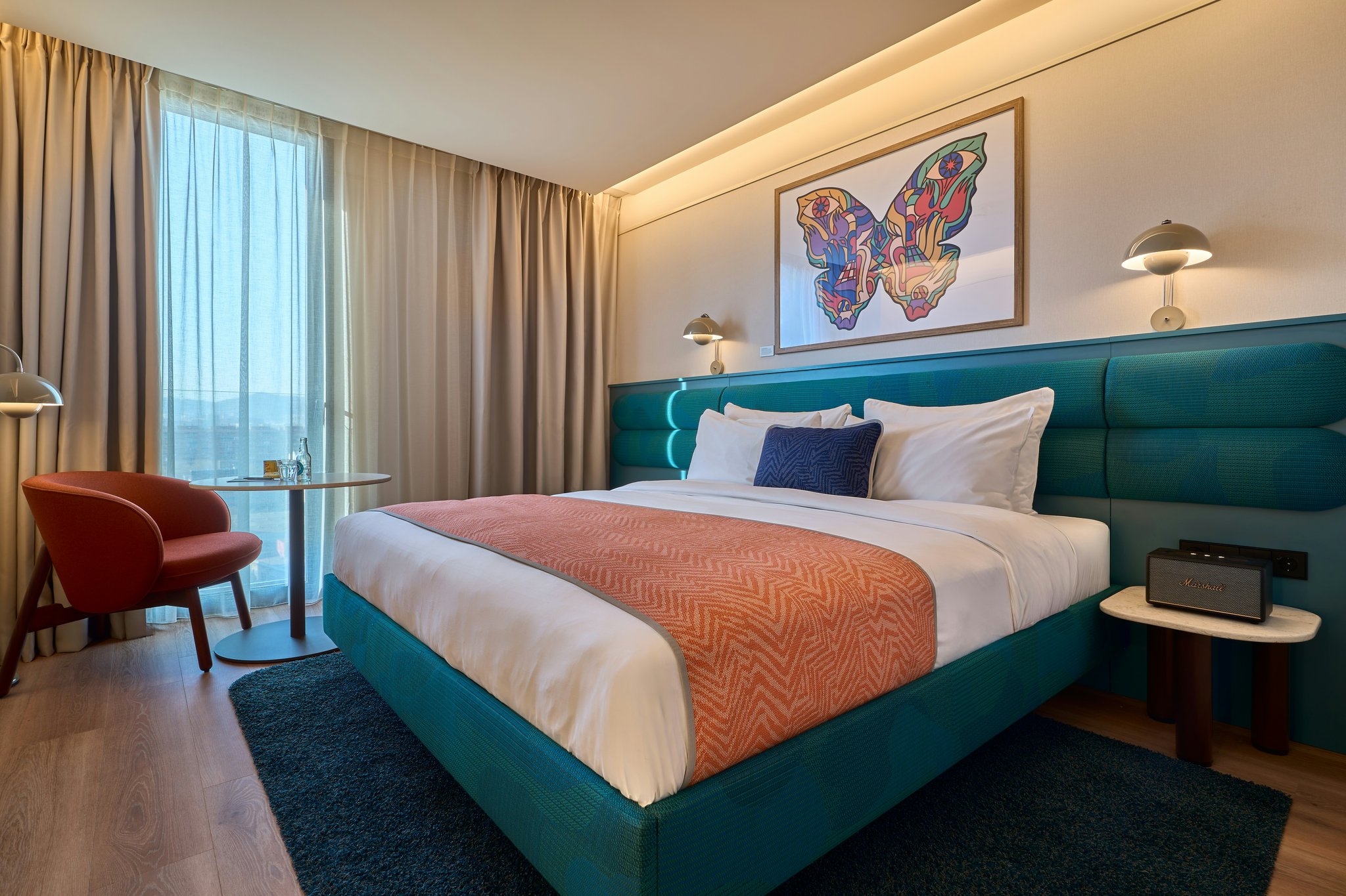 VsYJUFYn5EucCpwD1XzY2g_Barcelona_Interior_Brand-Layer-Sig_S