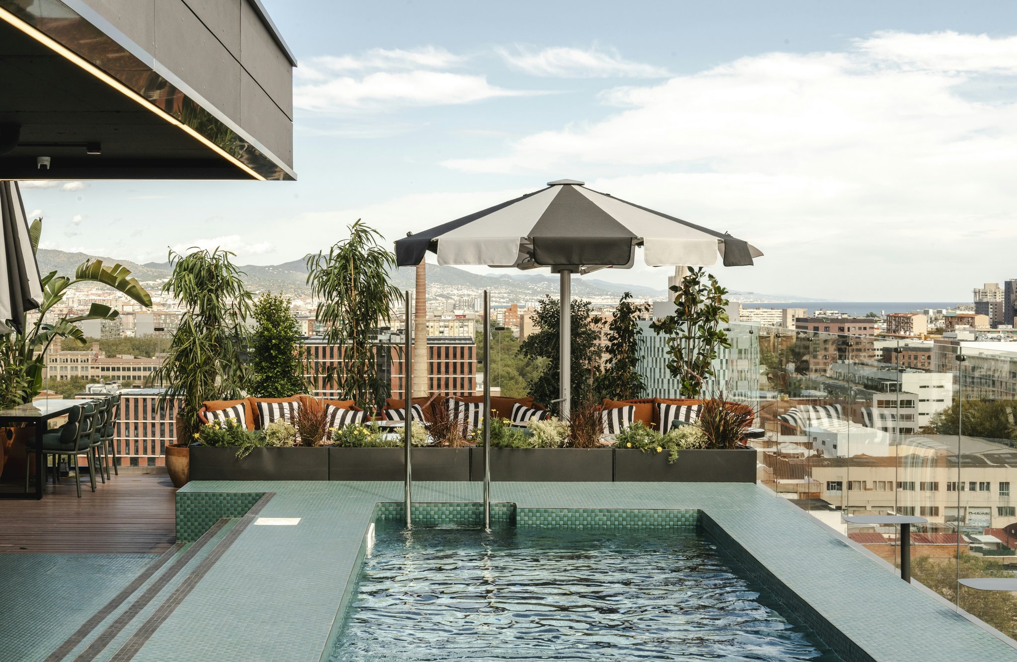 cQIscJbdLkmbQ9GMlhFXqQ_The_Social_Hub_Sisi_Rooftop_Restau_S