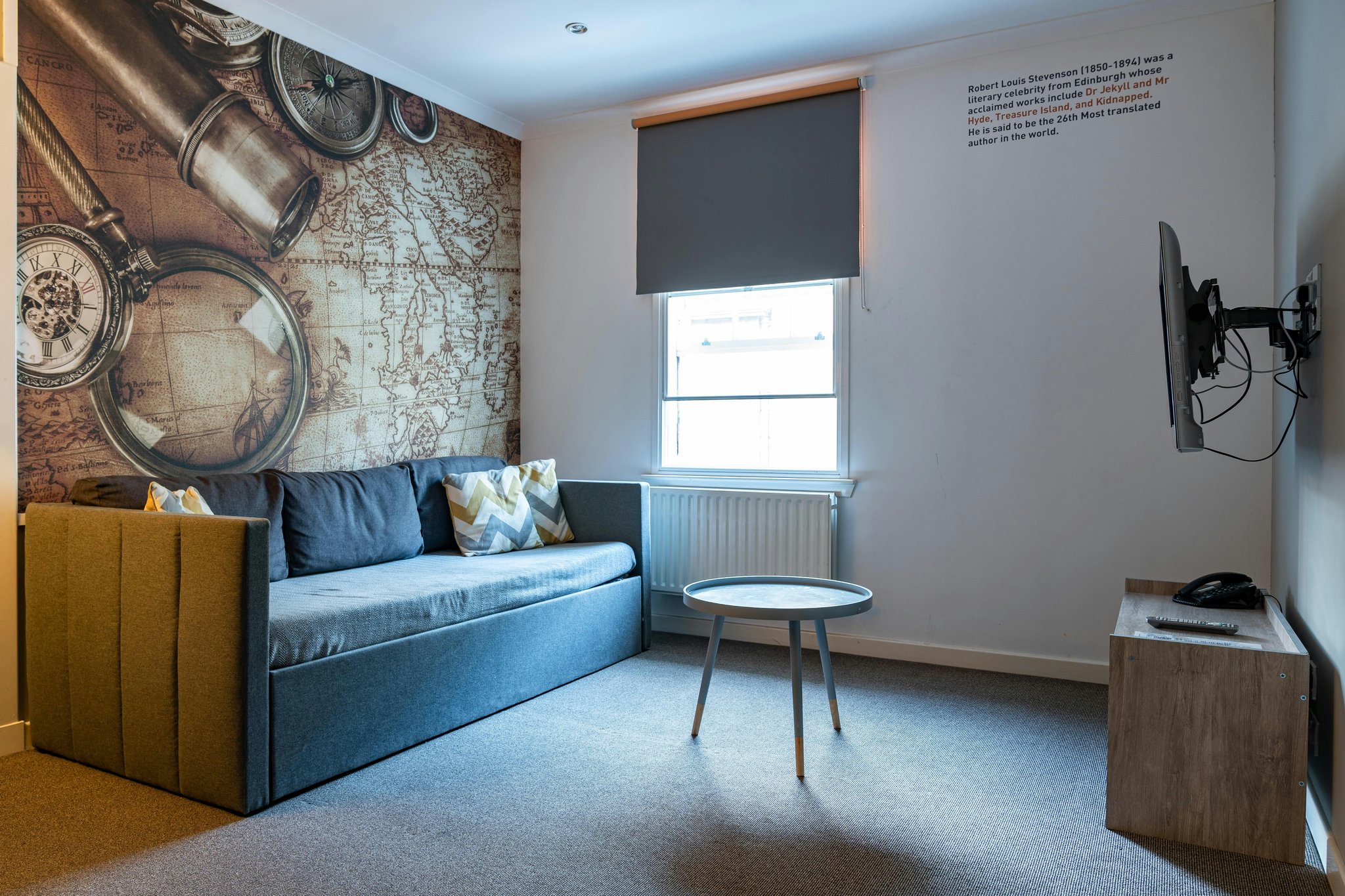 okFg4S241kPOxOFr55qxQ_Family_studio_living_space_S
