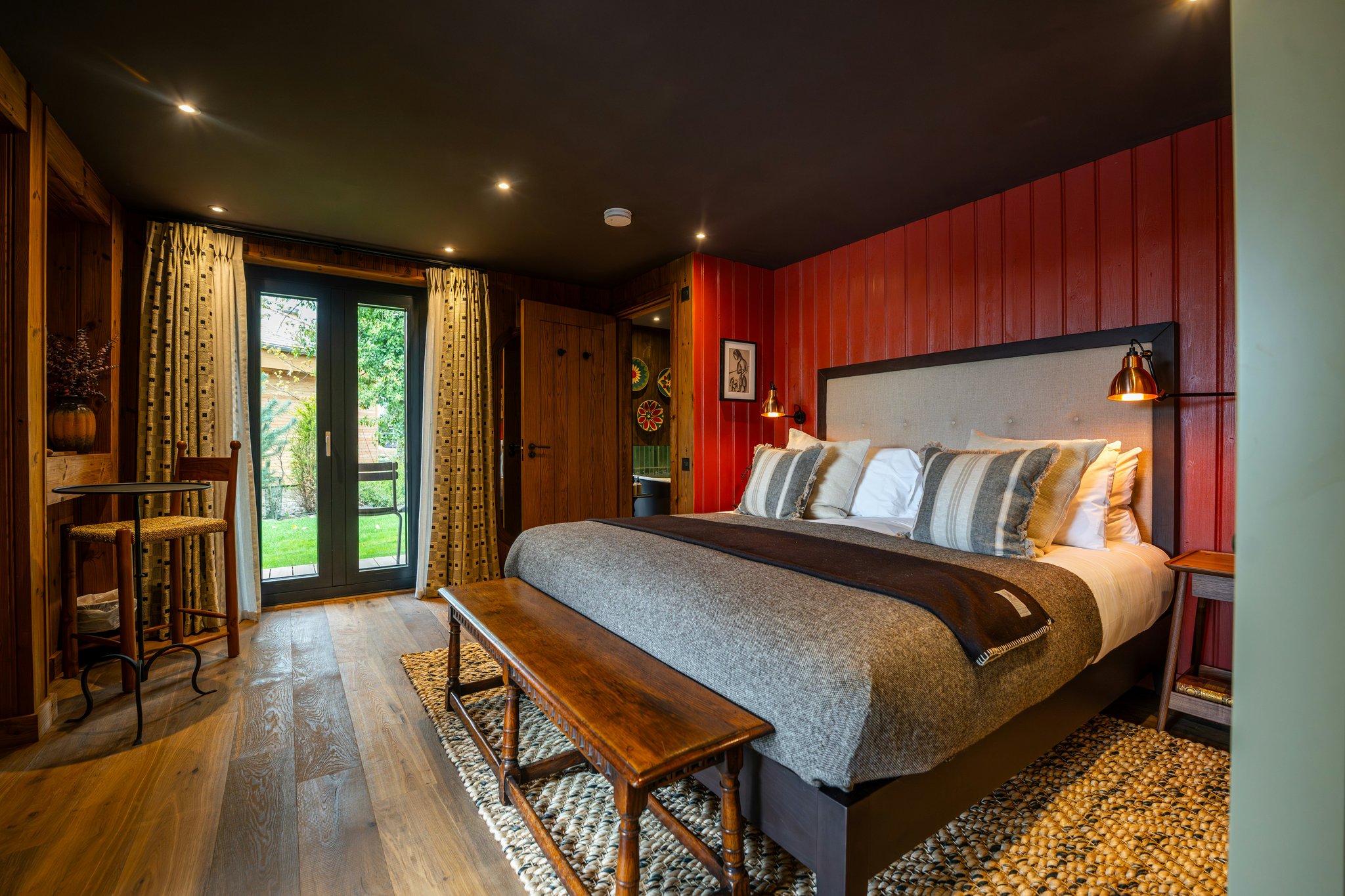 jKVLehUrQ0Cpm9MNMbfOaQ_Cabin_Suite_Room-03_S