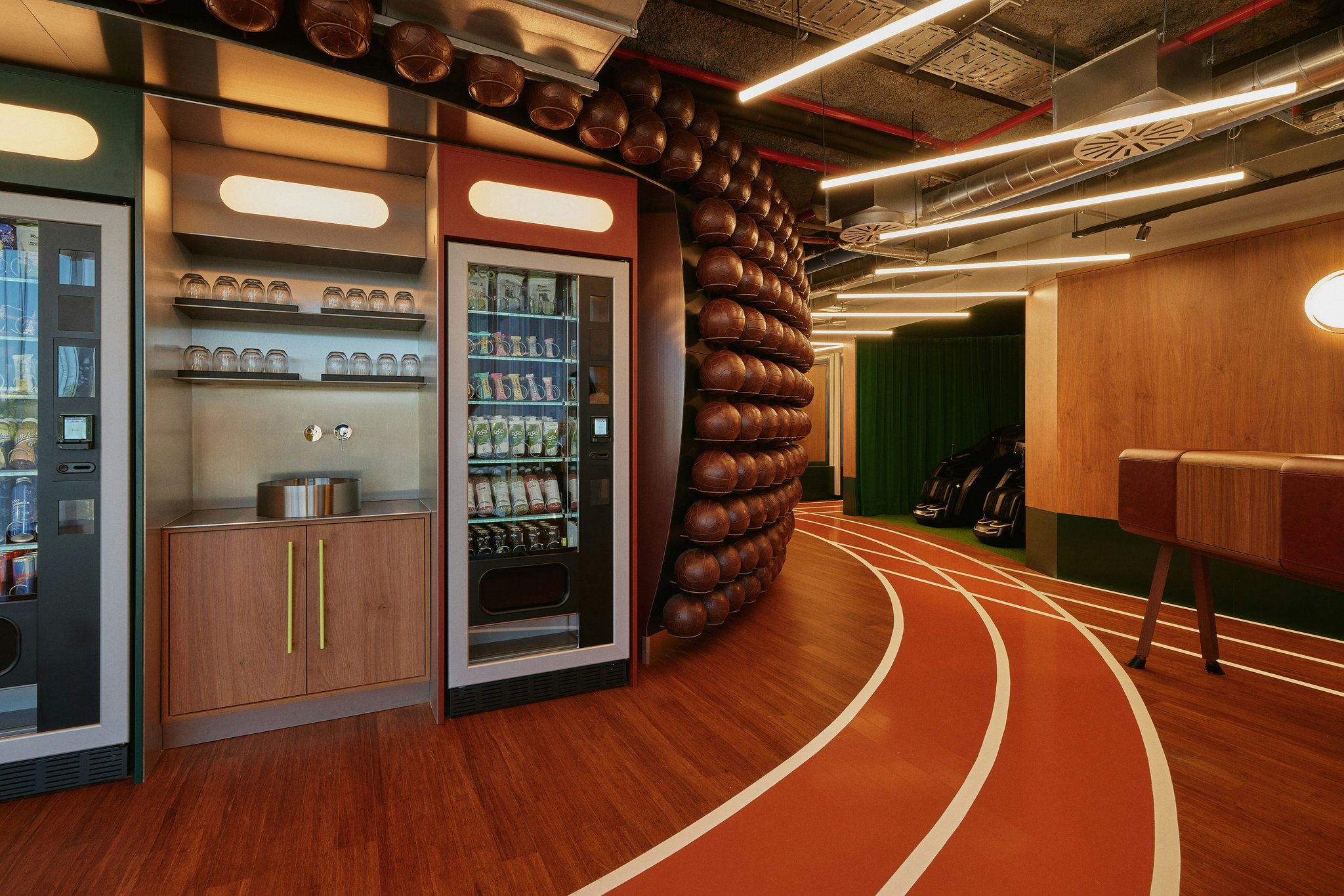 9P959jgD0WpcoPrYEhGQ_Barcelona_Gym_Hallway_S