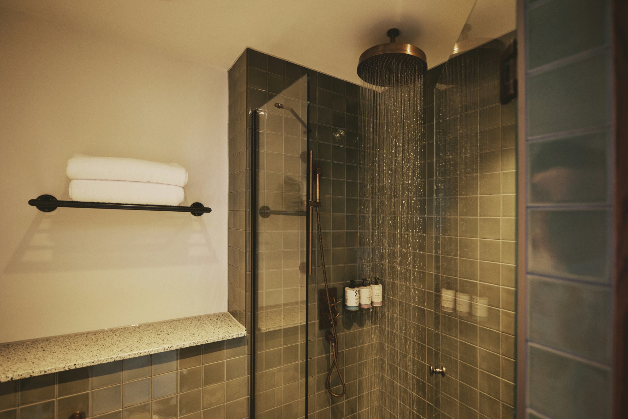 VMRPnsHgQ0aONRyq1QenaQ_Bathroom-_All_Room_Types_S