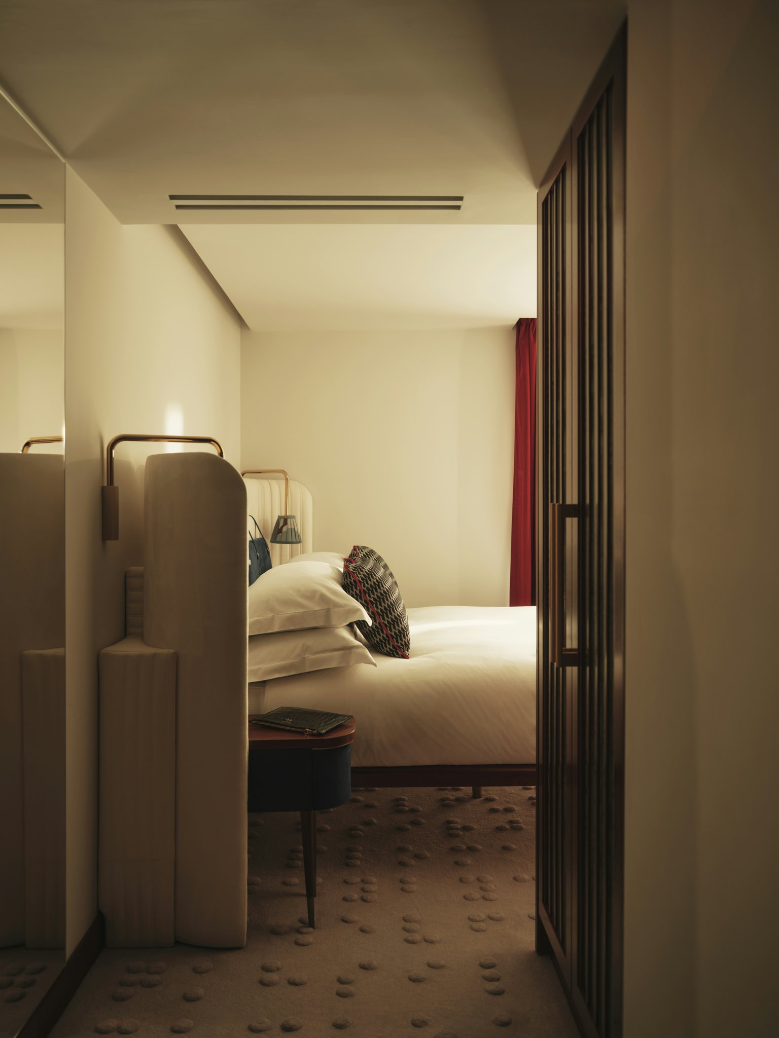 91PoNjYmI0Wr30FGgRIhzw_Deluxe_King_Room_(2)_S