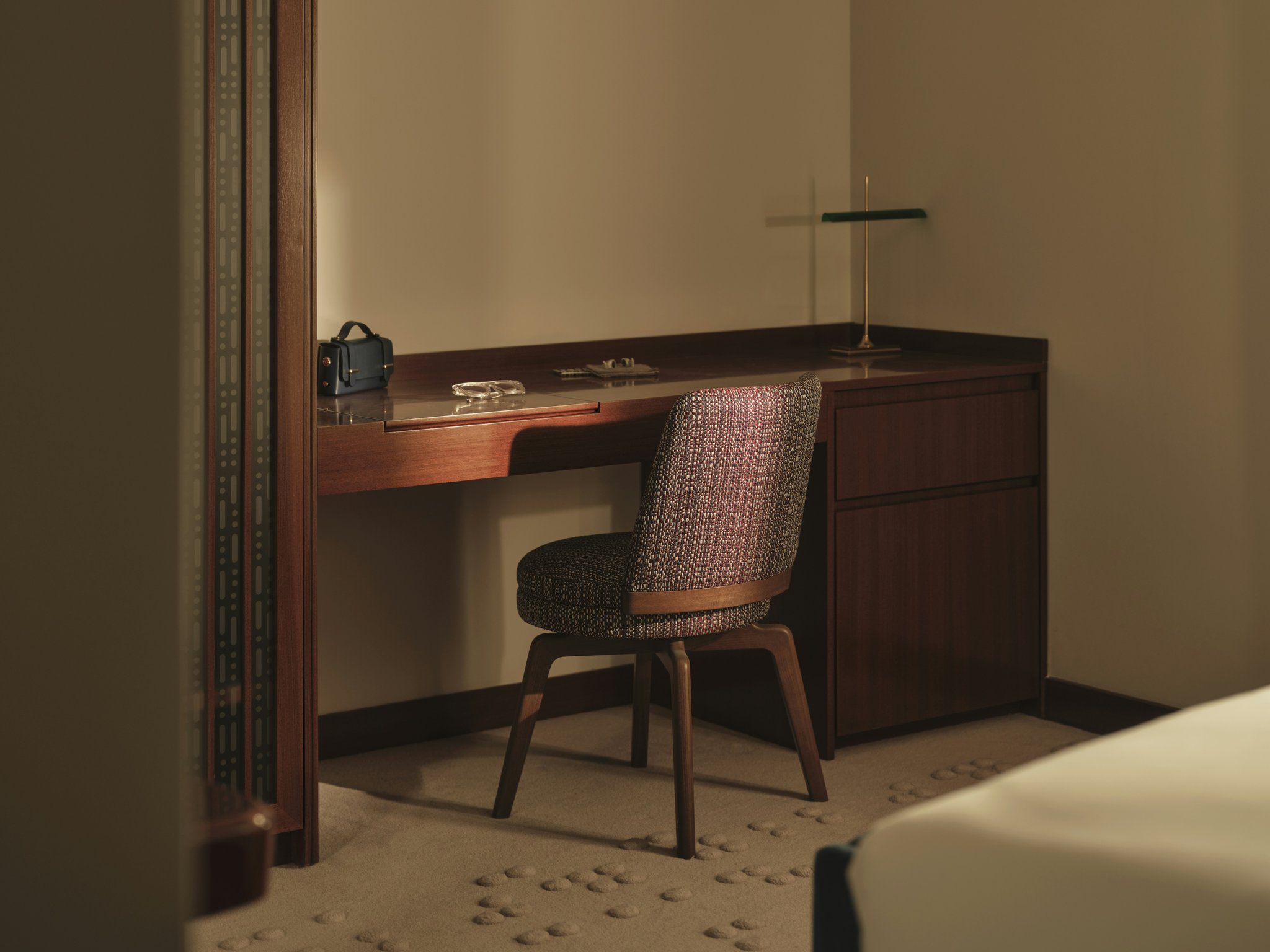 zeLuzEnSvkyn8lHdIKow_Deluxe_King_Room_5_S