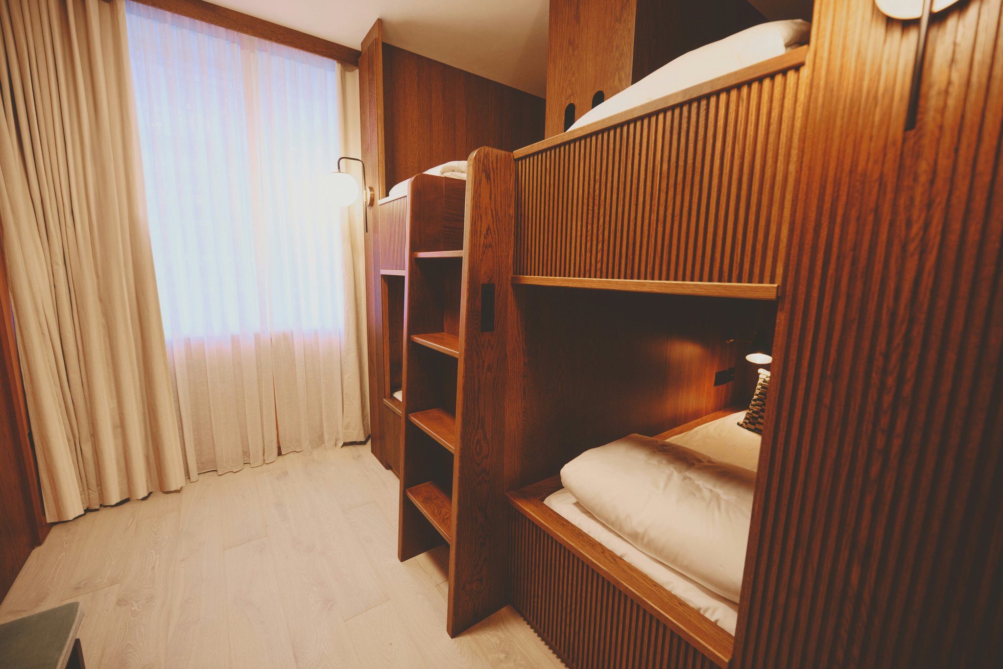 C91SkLkgKkCE6xg0ifD3JA_Bunk_Room-01_S