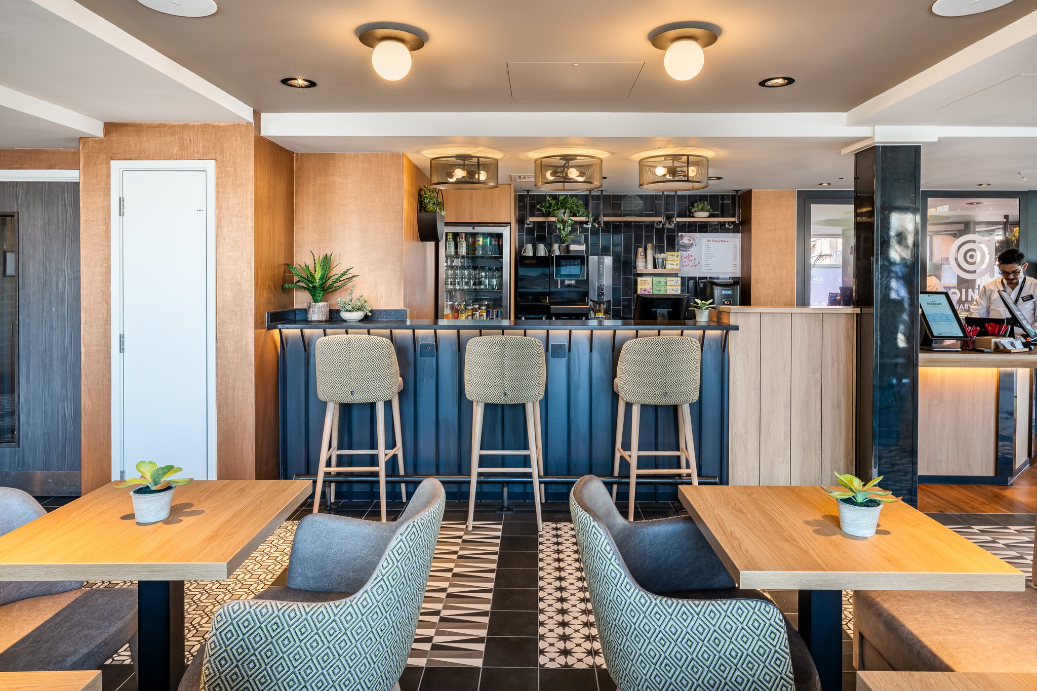 OEHHmfewTkafOjNT6qBfoQ_Canary_Wharf_Bar_S