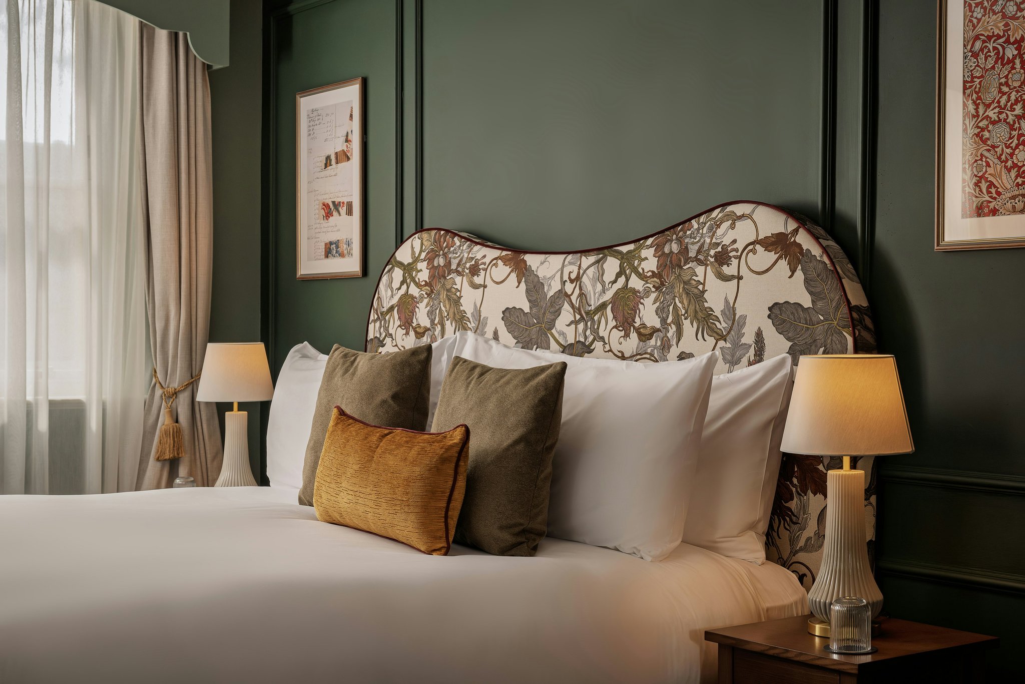 scL9F5SEQEuGEGAOZcx7xw_Comfy_Room_green_Wideshot_of_Bed_S