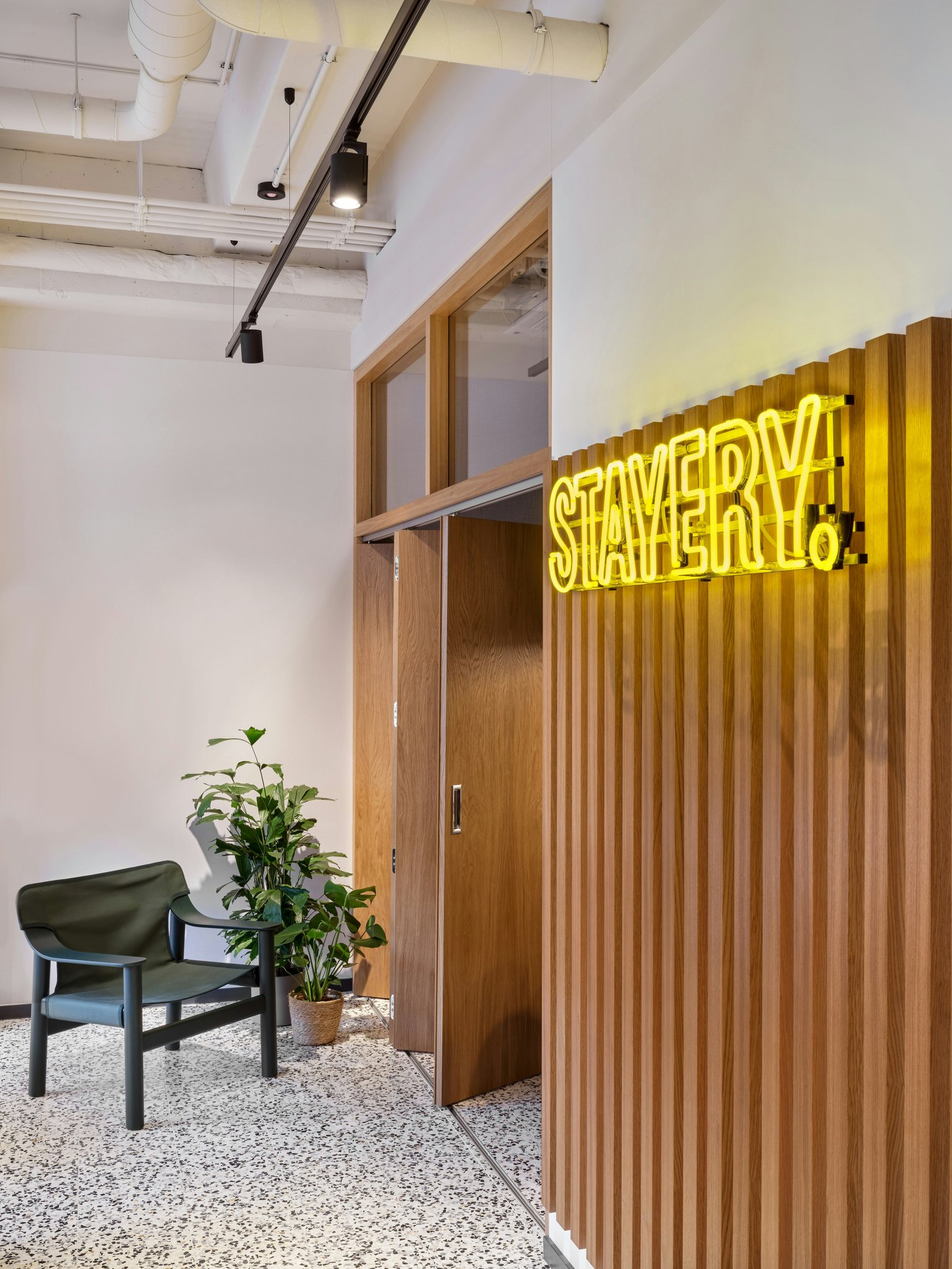 T4VLRfp3DUexNSrd2I9ug_Stayery-Wolfsburg-SH-Loft-Neon_S