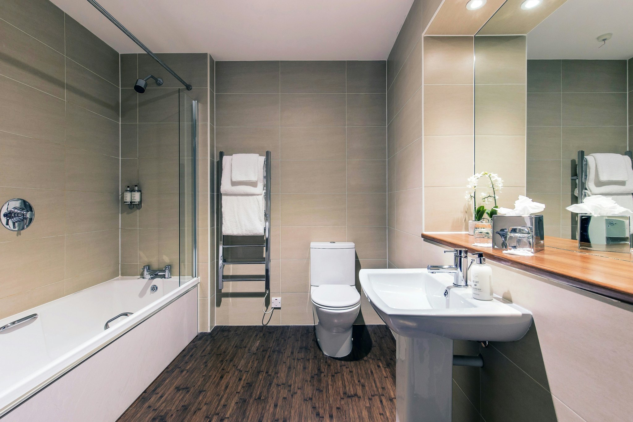 CILDwMLUUkmf7ZG34Vrzmg_Bathroom_wide_S