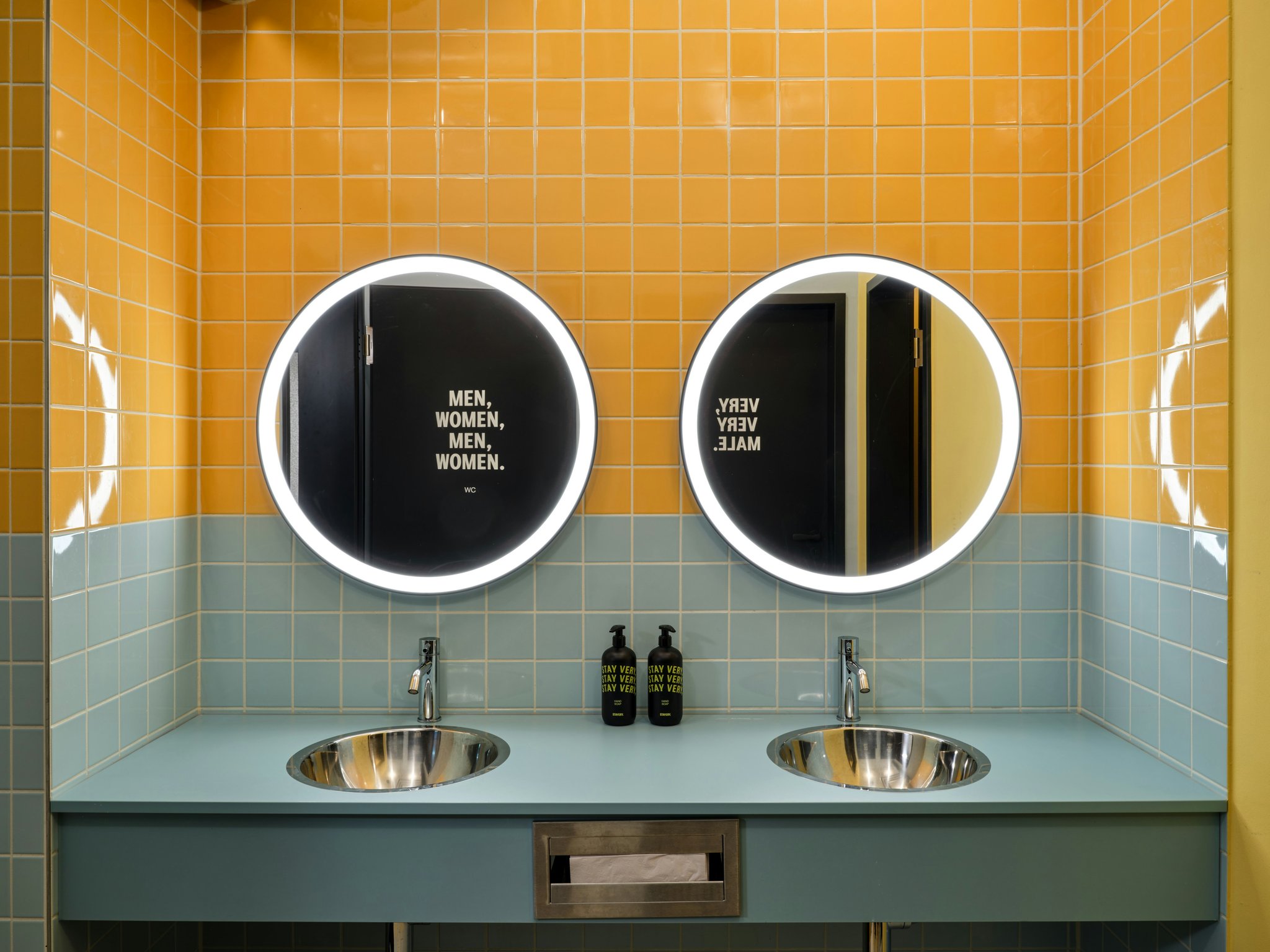 jit5GGU5akuaqLgWlO4ZUg_Bathroom_S
