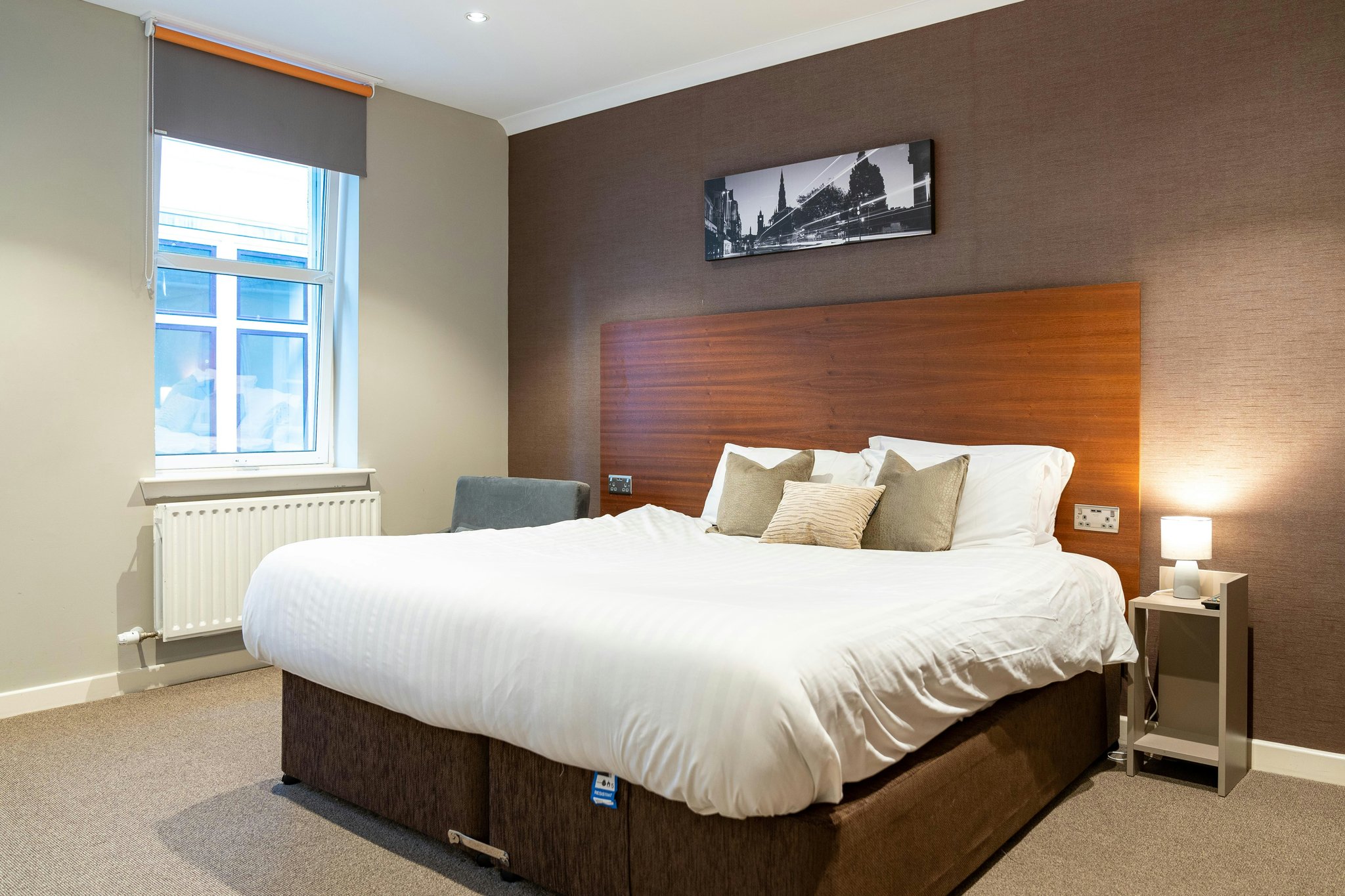 0C02bua9CkmfSpAKxPTn0g_bedroom_1BSS_family_suite_S