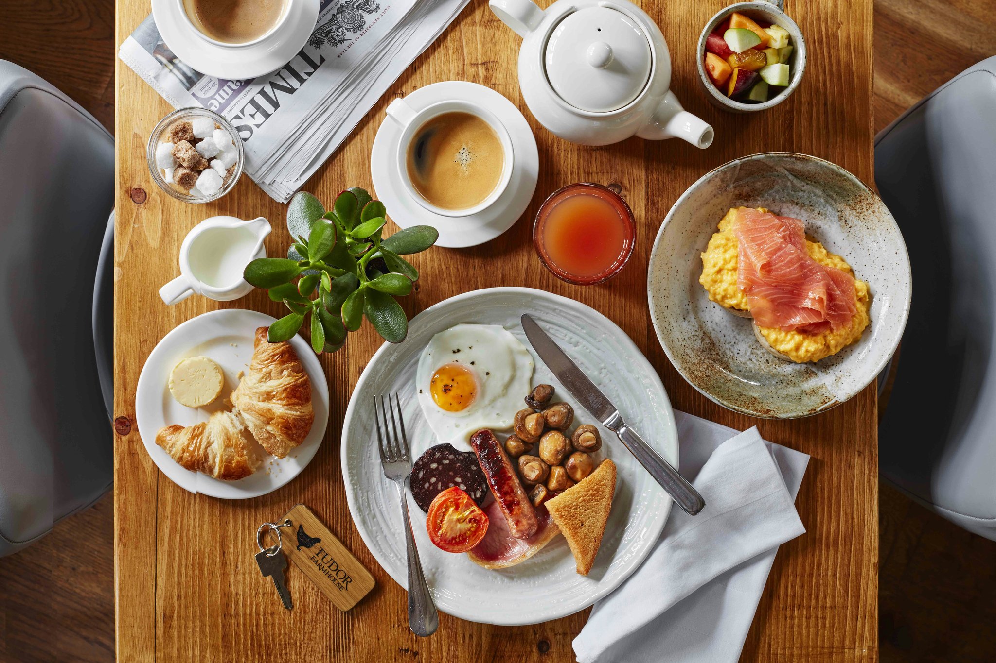 Qpm8MXwqgUyQbtgBvB18VQ_Tudor_Famrhouse_Breakfast_S