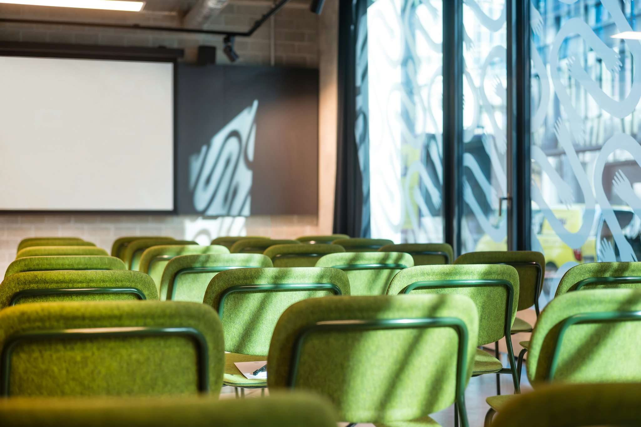 S2RBADJfYUC5l34GSs8NnA_Berlin_Interior_Meeting-Room-2-3_2_S