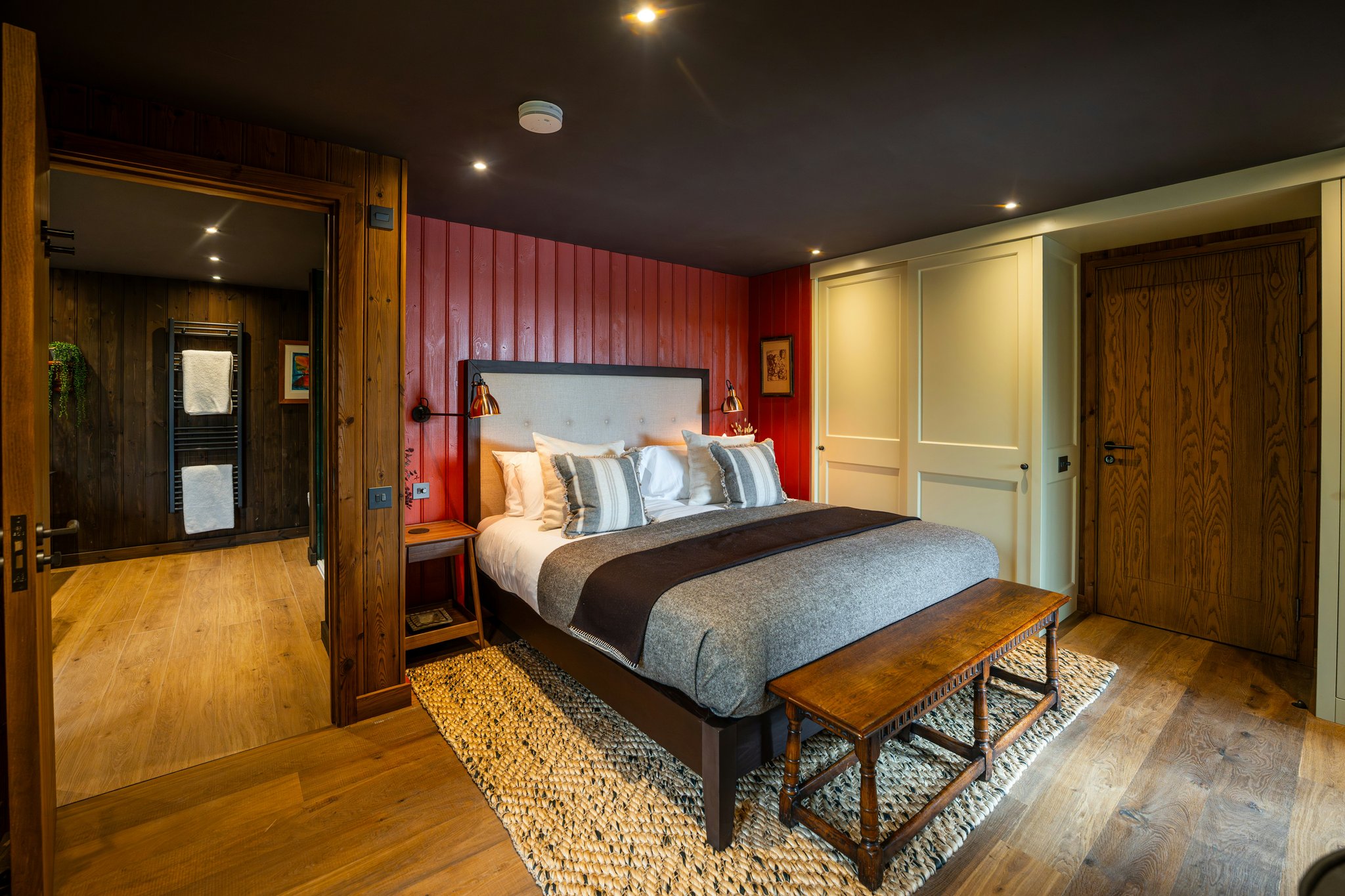 eXtGWFHwSUOxMtnSb1QtKw_Cabin_Suite_Room-02_S