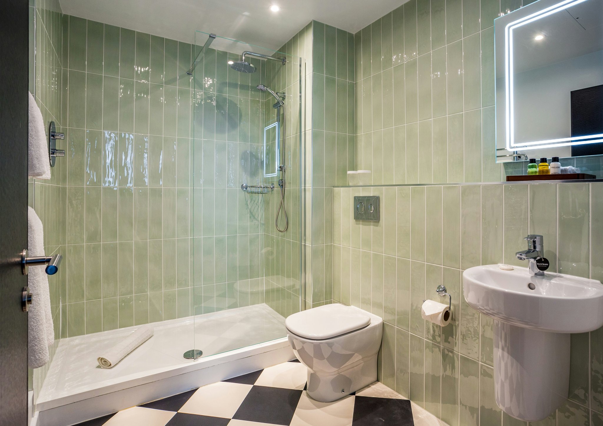 5hhV1RjwQUmlwnHeIAYBA_Classic_room_Bathroom_S