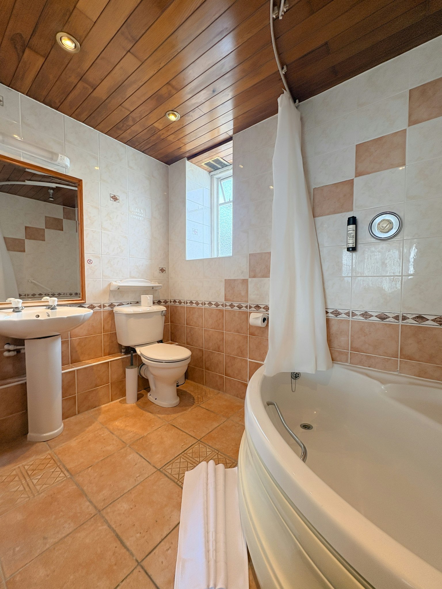 fHBmxl54oUSkIlZVfxnvg_Signature_Sea_Suite_Bathroom_S