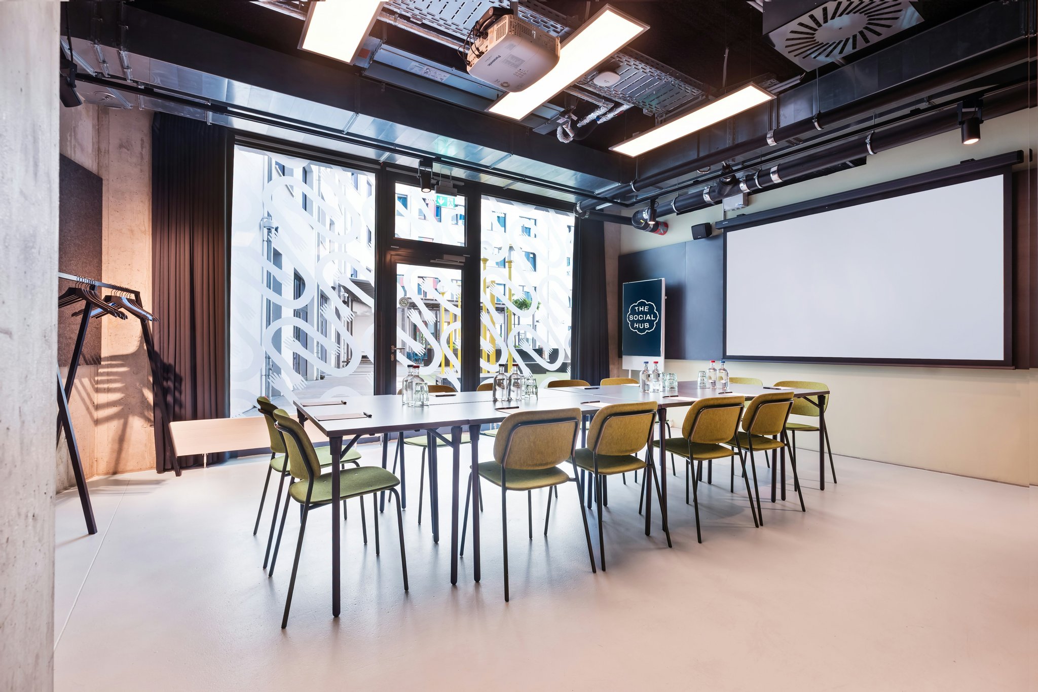 yNIil8ZcAUaG82X6IpaUzg_Berlin_Interior_Meeting-Room-6_202_S