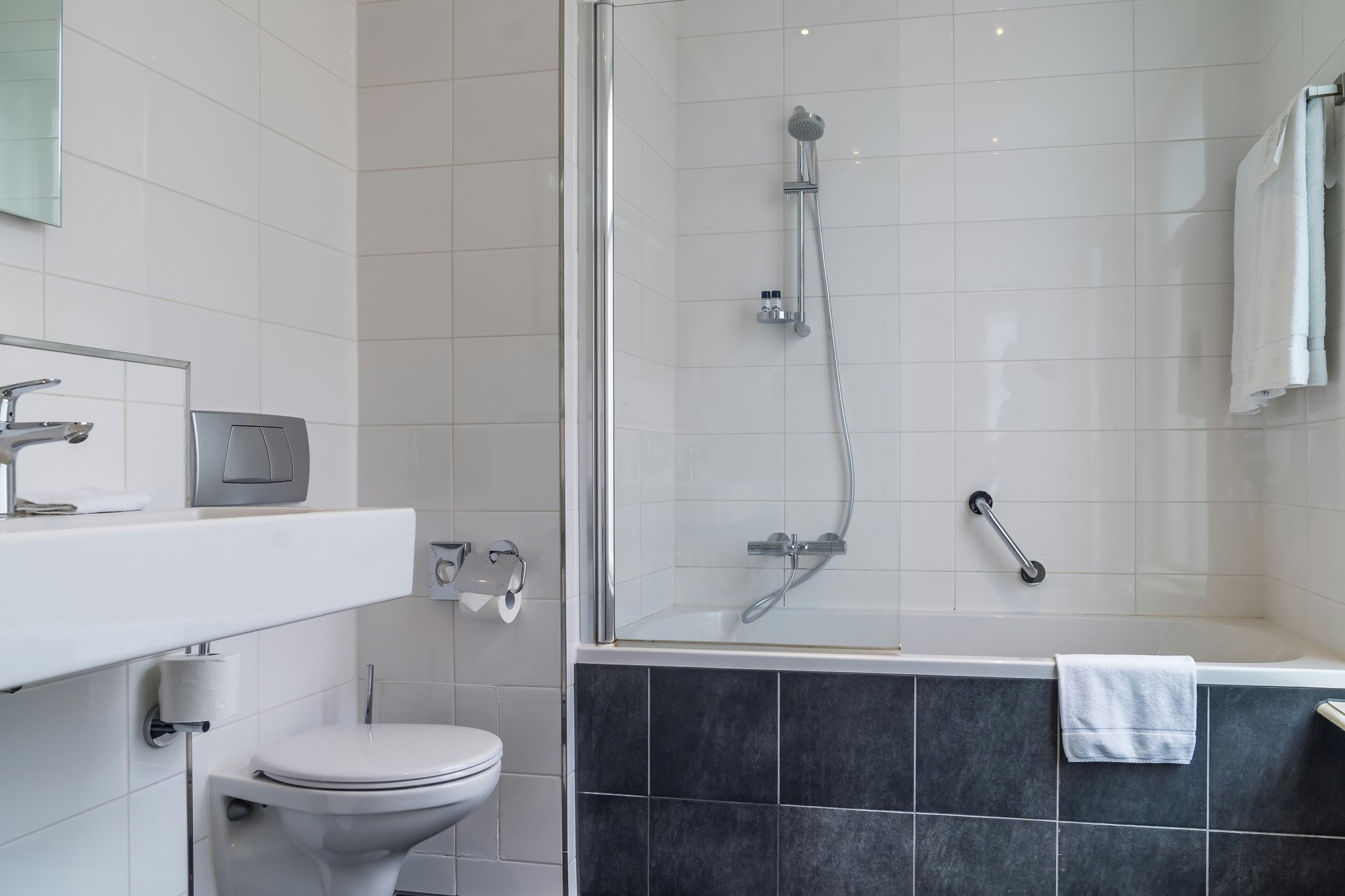 4ogmEArKtkGqrstl0y5F1A_Bathroom_Delux1-min_S