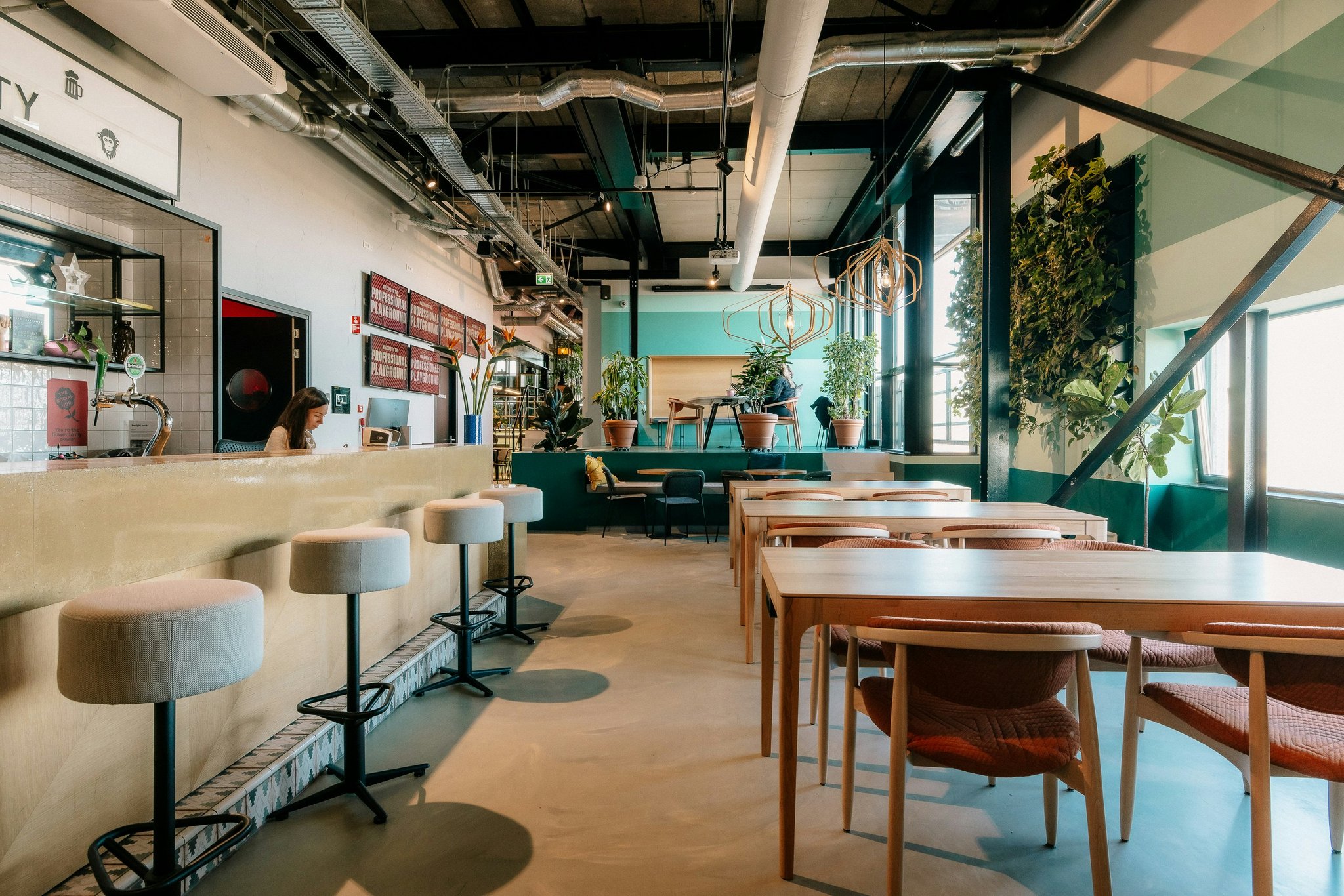 2uoqPgFiHUy9DXZrtLz4Eg_The_social_hub_amsterdam_city_cowo_S