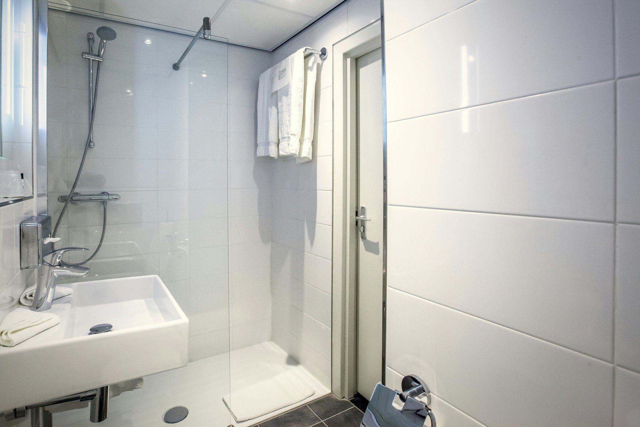 D9OYXUg2jkKfzGXuxwlIw_Bathroom_Cosy_2-min_S
