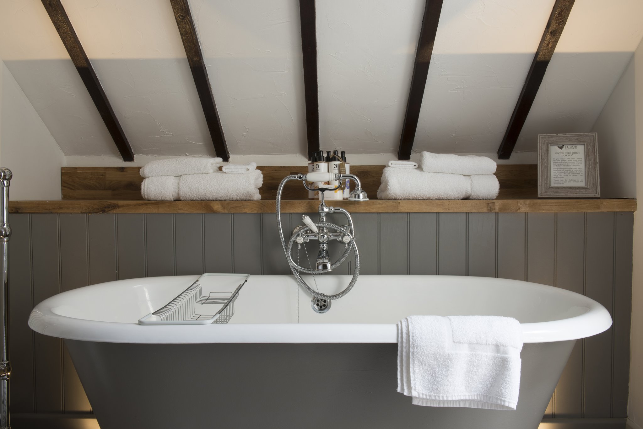 Room20_bath_tub_S
