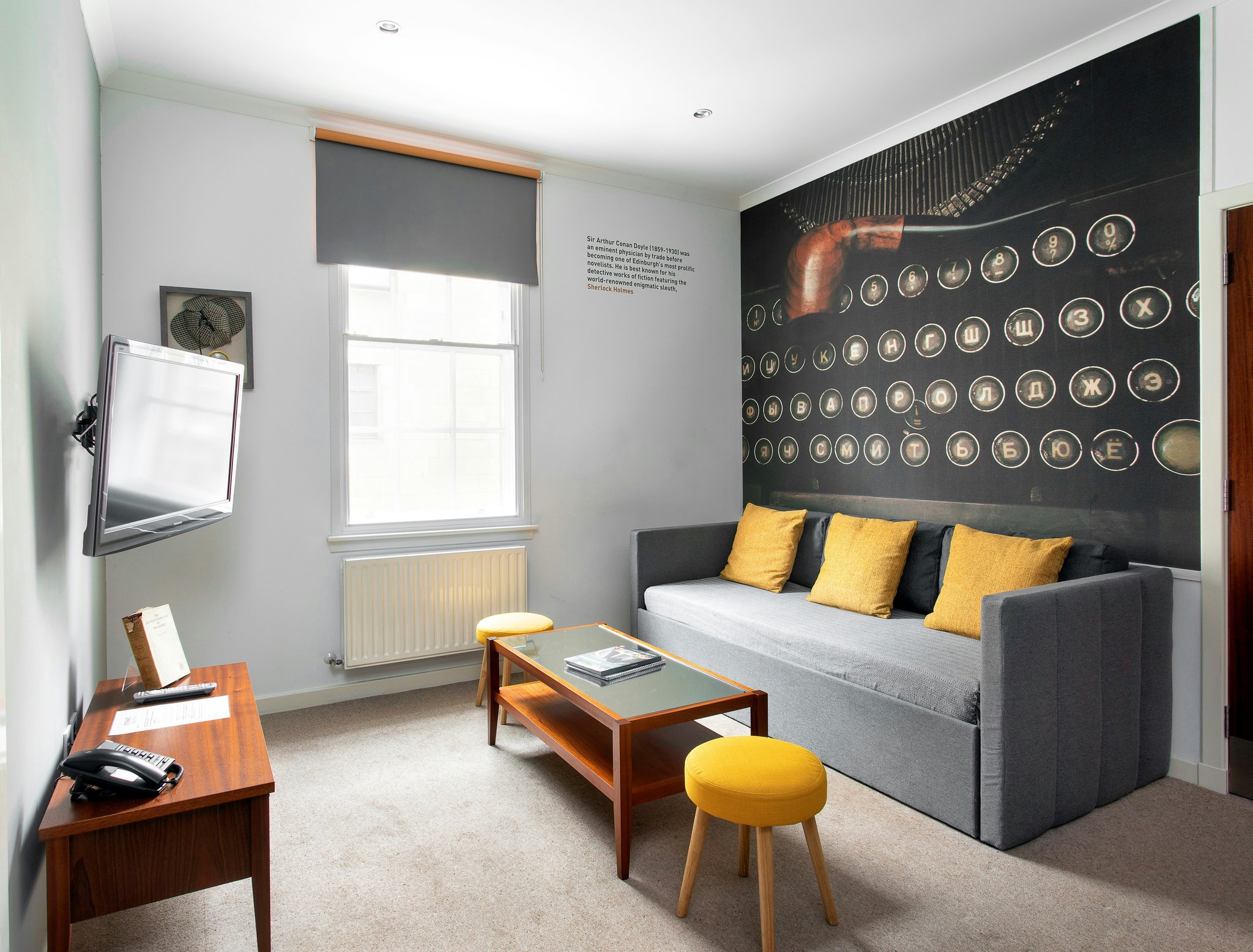VisdIJo6ktOJIE9rFK7A_Living_room_S