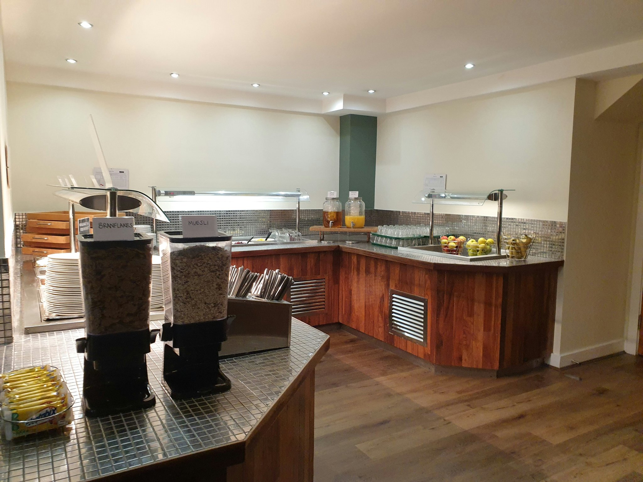 cxMd8mqO40i57cC7Ea5eHg_Breakfast_buffet_area_4_S