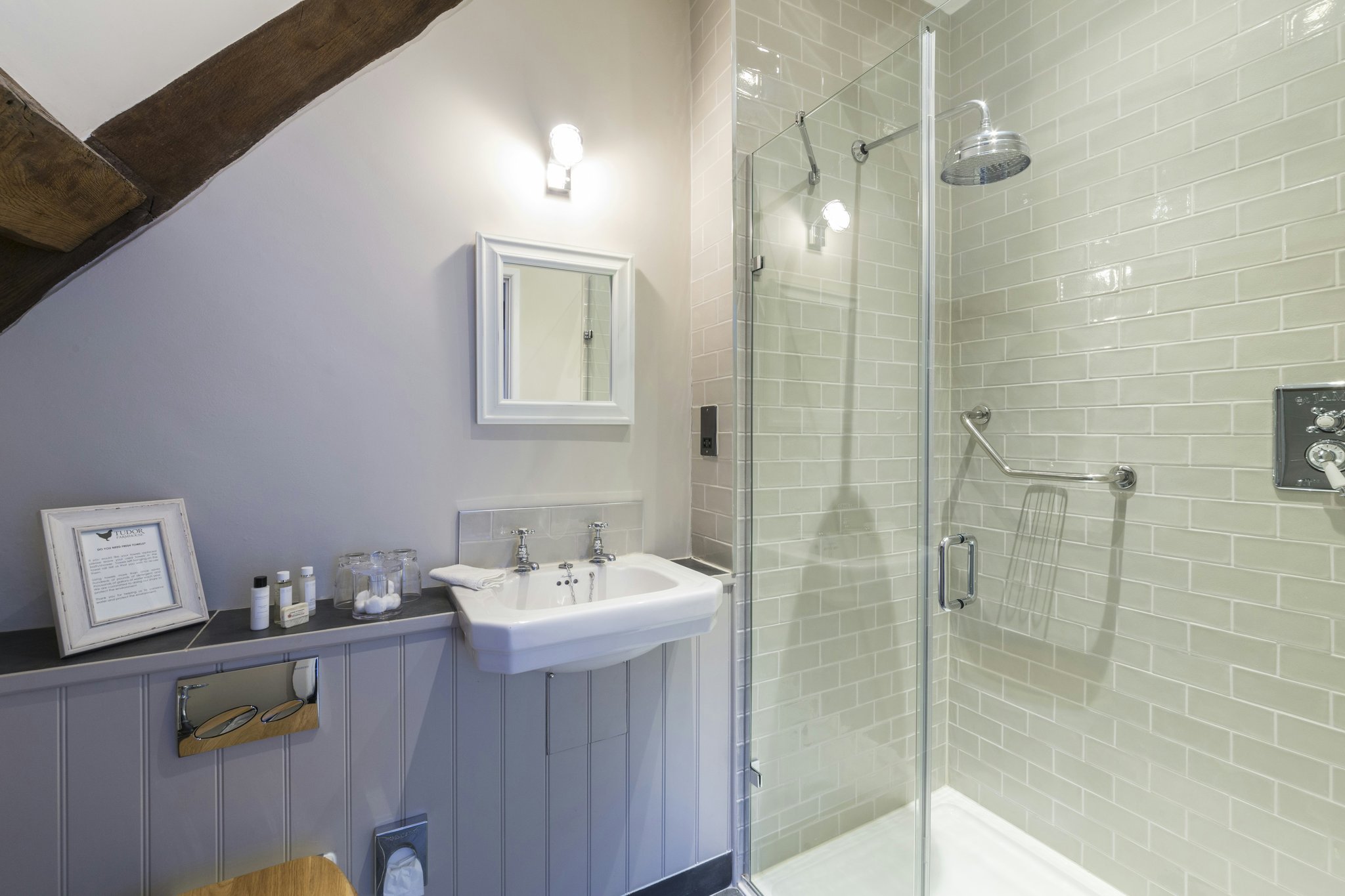 G59NkSf6a0GhUs9MOw7mA_Hacthling_Room_Shower_S