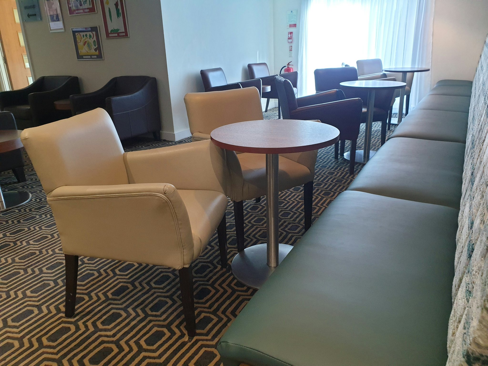 VUXmaml6CEP67UMchjGzg_Lounge_seating_area_S