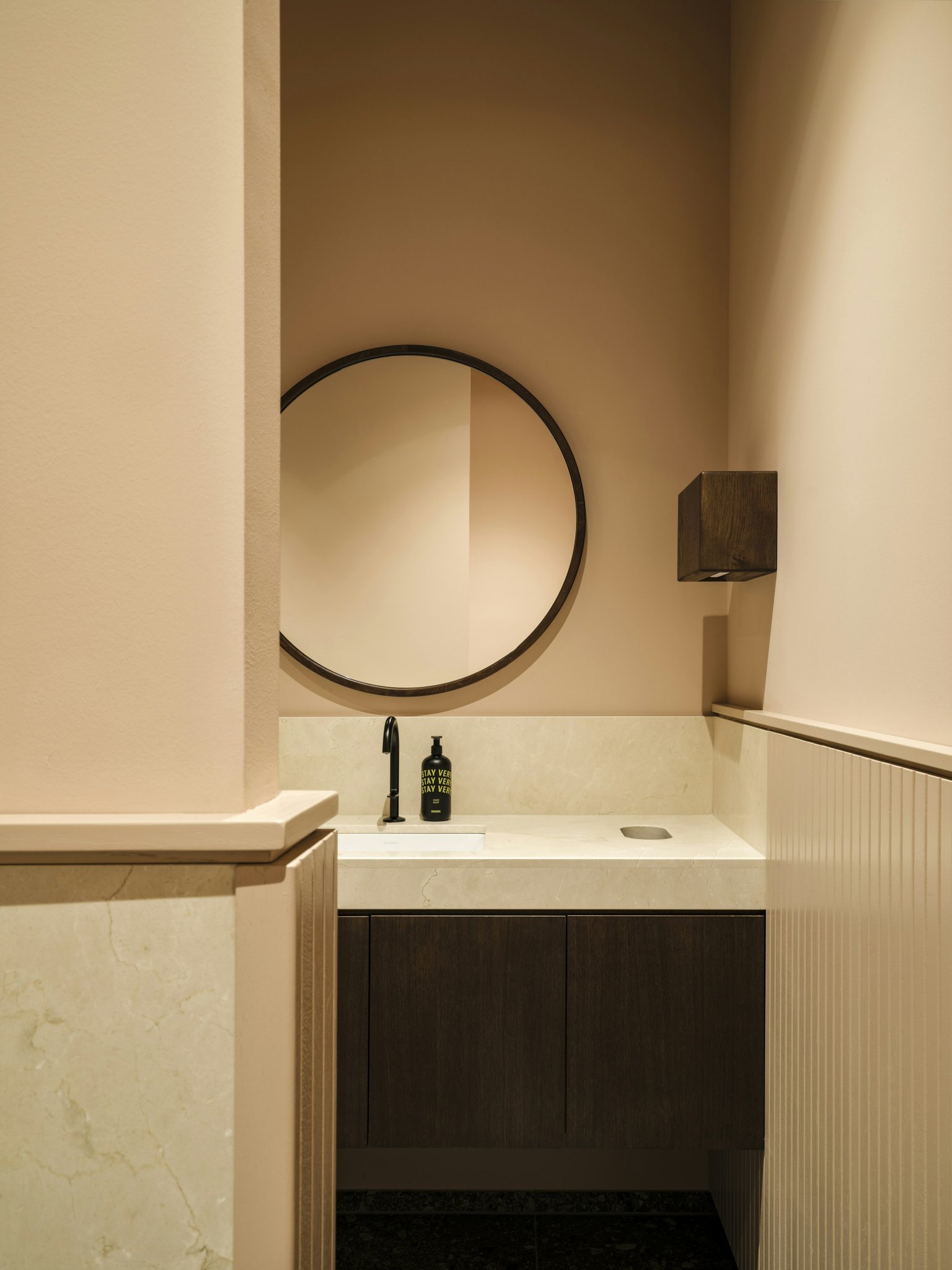 zXiT9FUJyEyoXX5hhe4WIg_Public-Bathroom_S