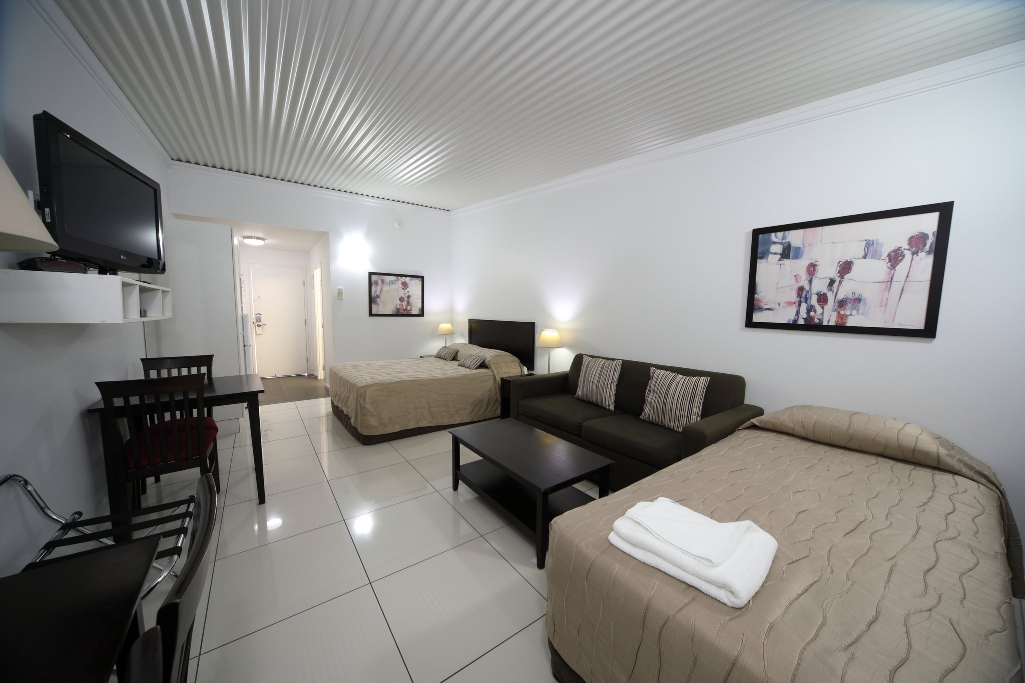 Route_66_Motor_Inn_-_Deluxe_queen_room_S