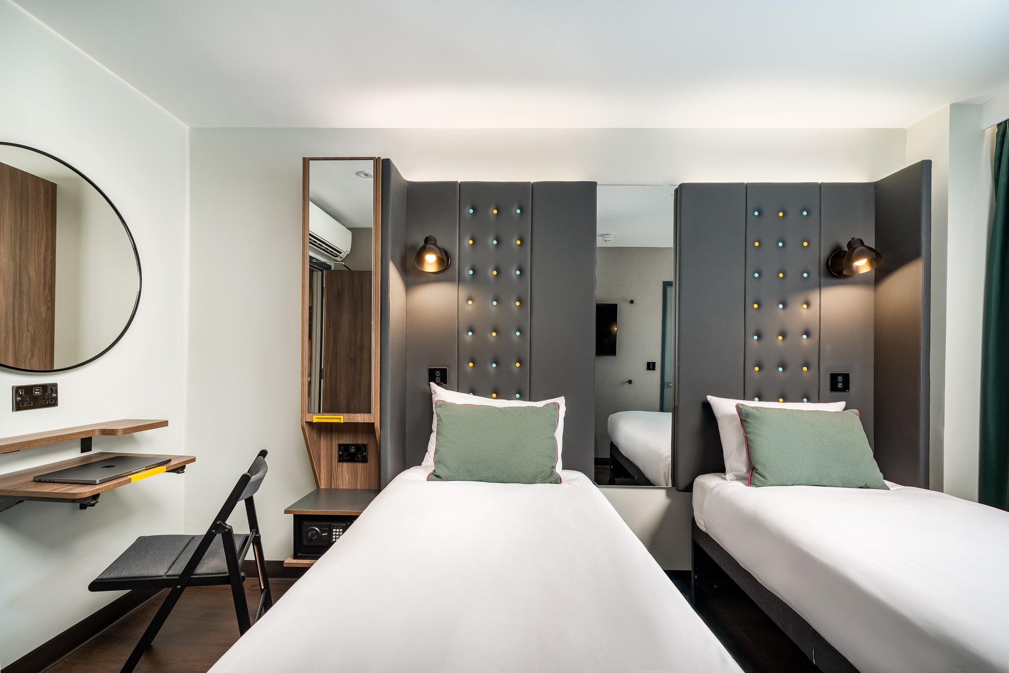h1BLnnA2q0eIpYAXhHUOQ_Canary_Wharf_Cosy_Twin___S