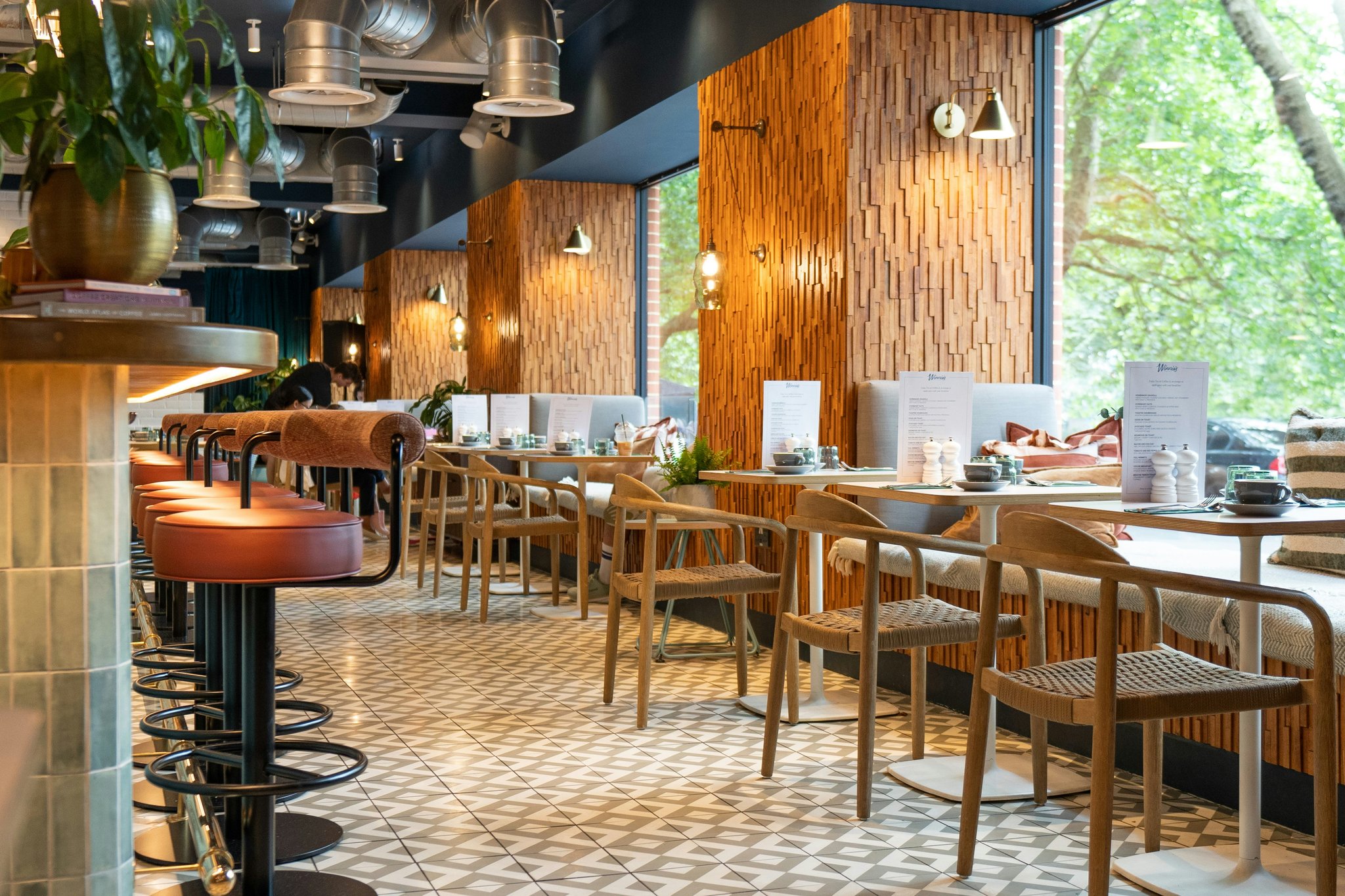 DFFJ8BSQES3Ad9q2bro2g_Restaurant_seating_S