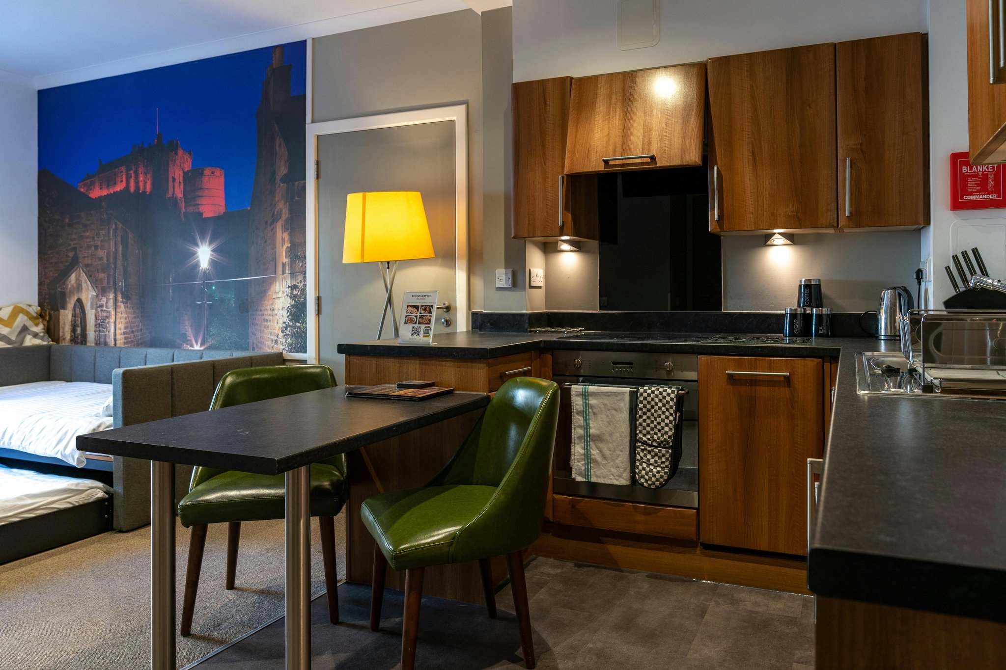 m2SxjryMCEieqIjmDBuzeA_dining_area_FAM_family_suite_S