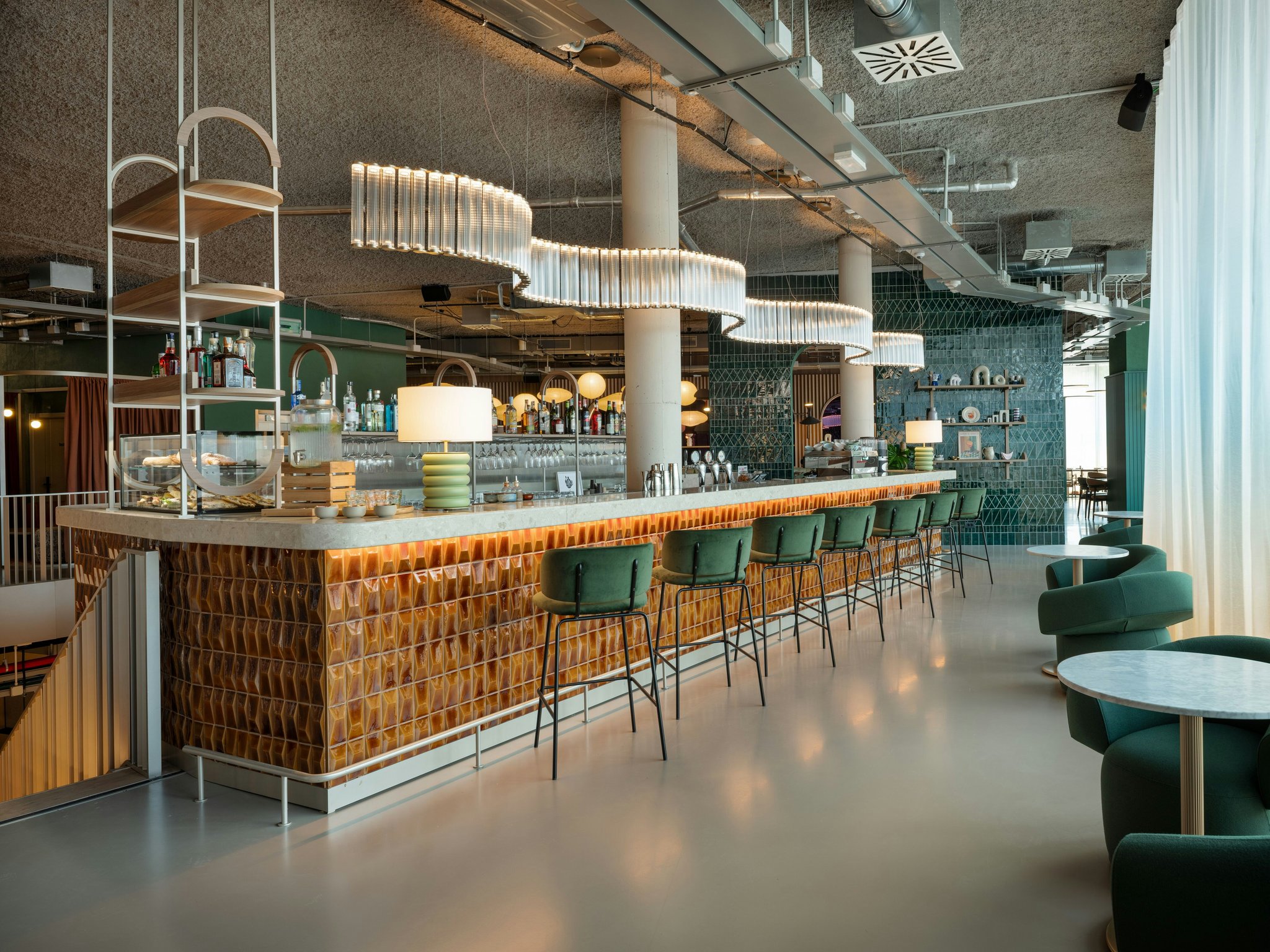 F4ZQDYATgE6ALwvsObAmBg_The_Social_Hub_Rome_Bar_Overview_S