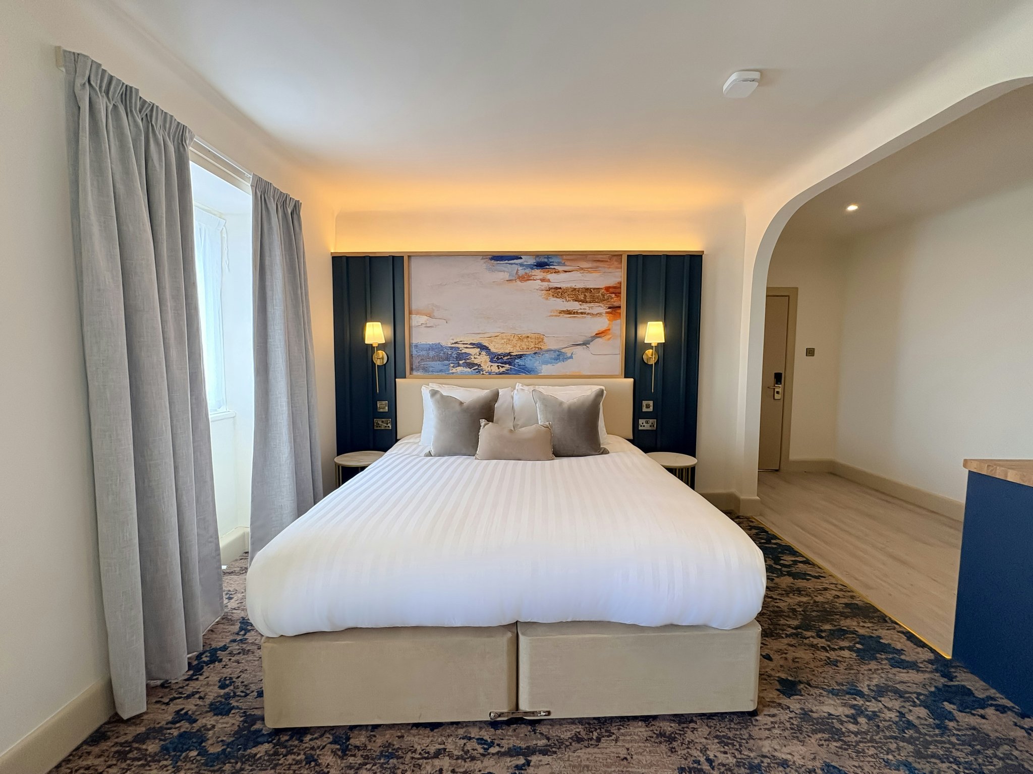 tonlhYq6ZUm3bsWISBl3w_Signature_Sea_View_Suite_Bed_Image_S