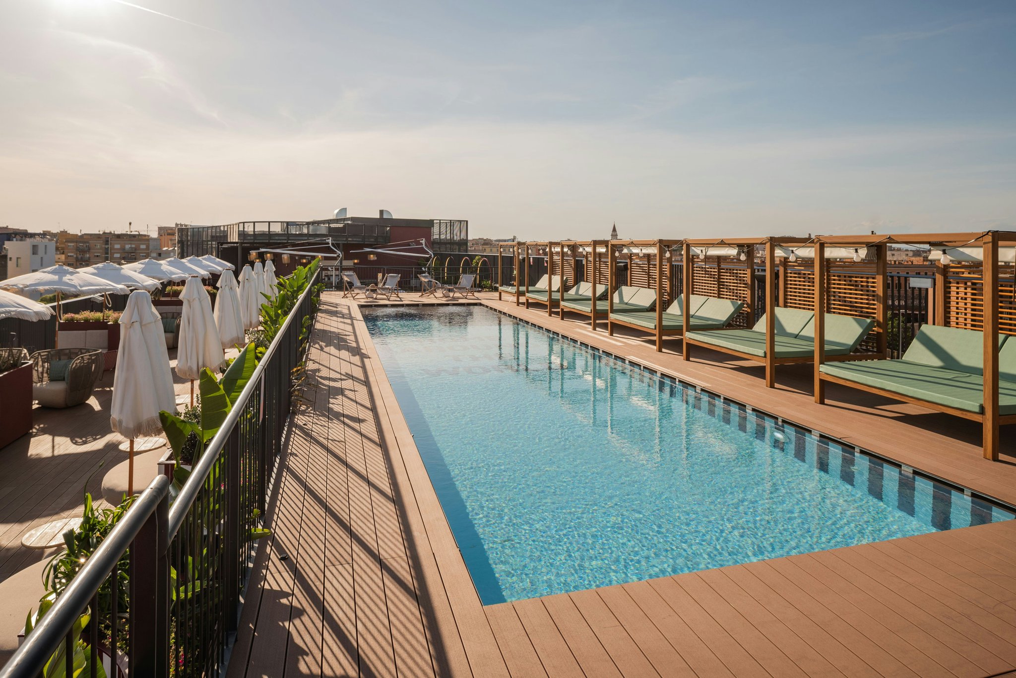 WxZShIo050O3VlPVRrvOsQ_The_Social_Hub_Rome_Rooftop_Pool_S