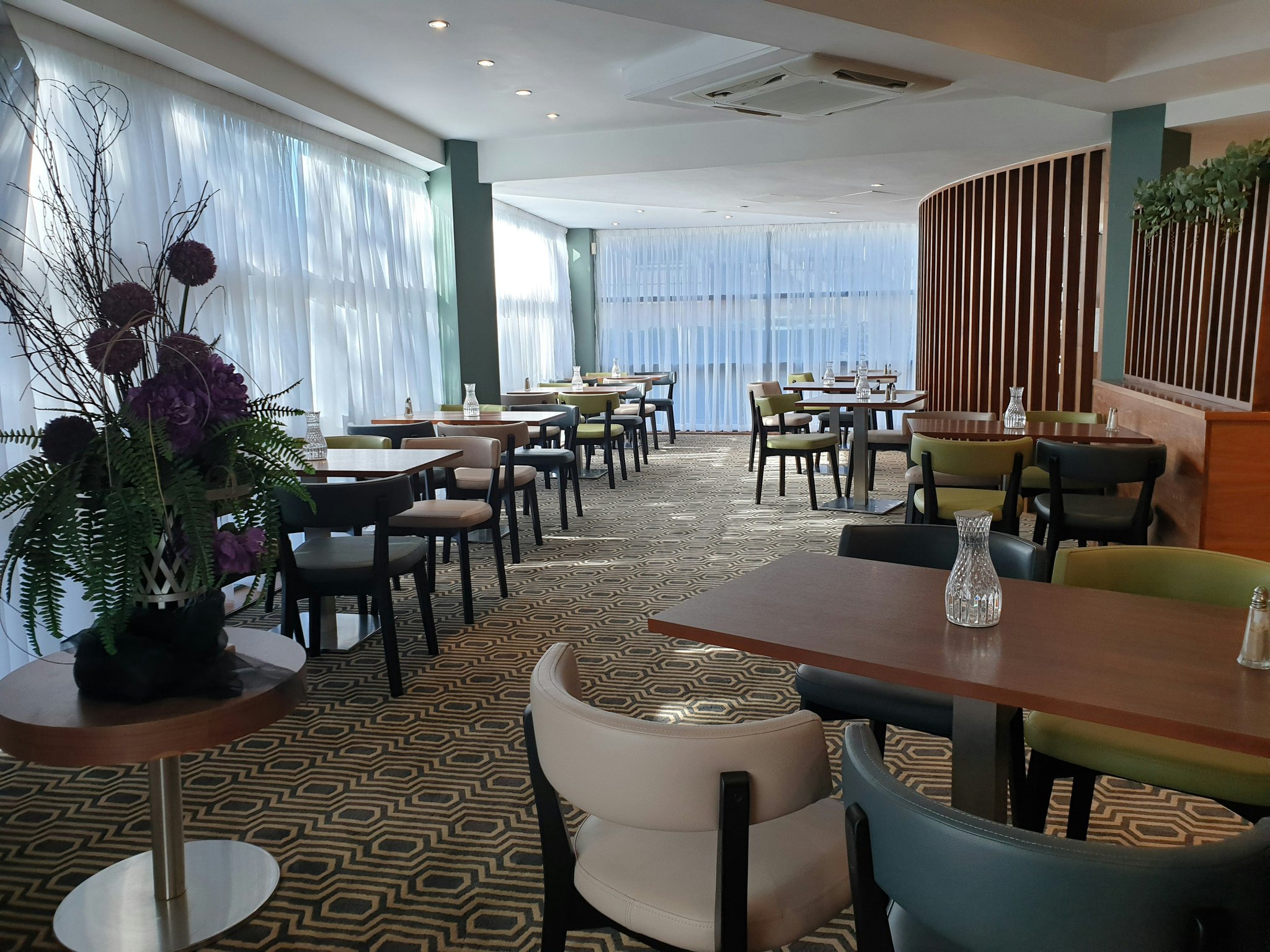 lRUOR9HlUSlqg5KhvvzA_Cafe_Bar_2_S