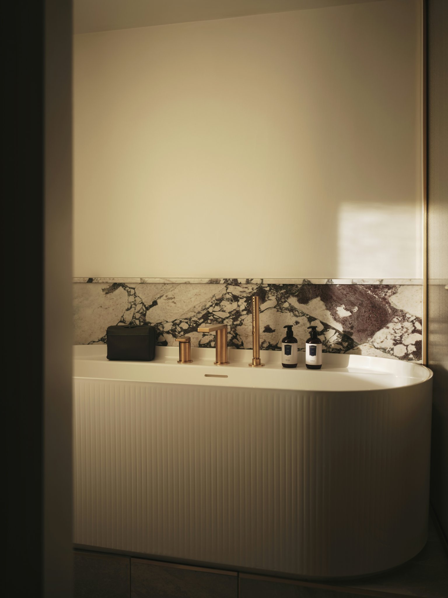 InDSrvJVHEGFH8WuuKlt1w_The_Mayfair_Suite_S