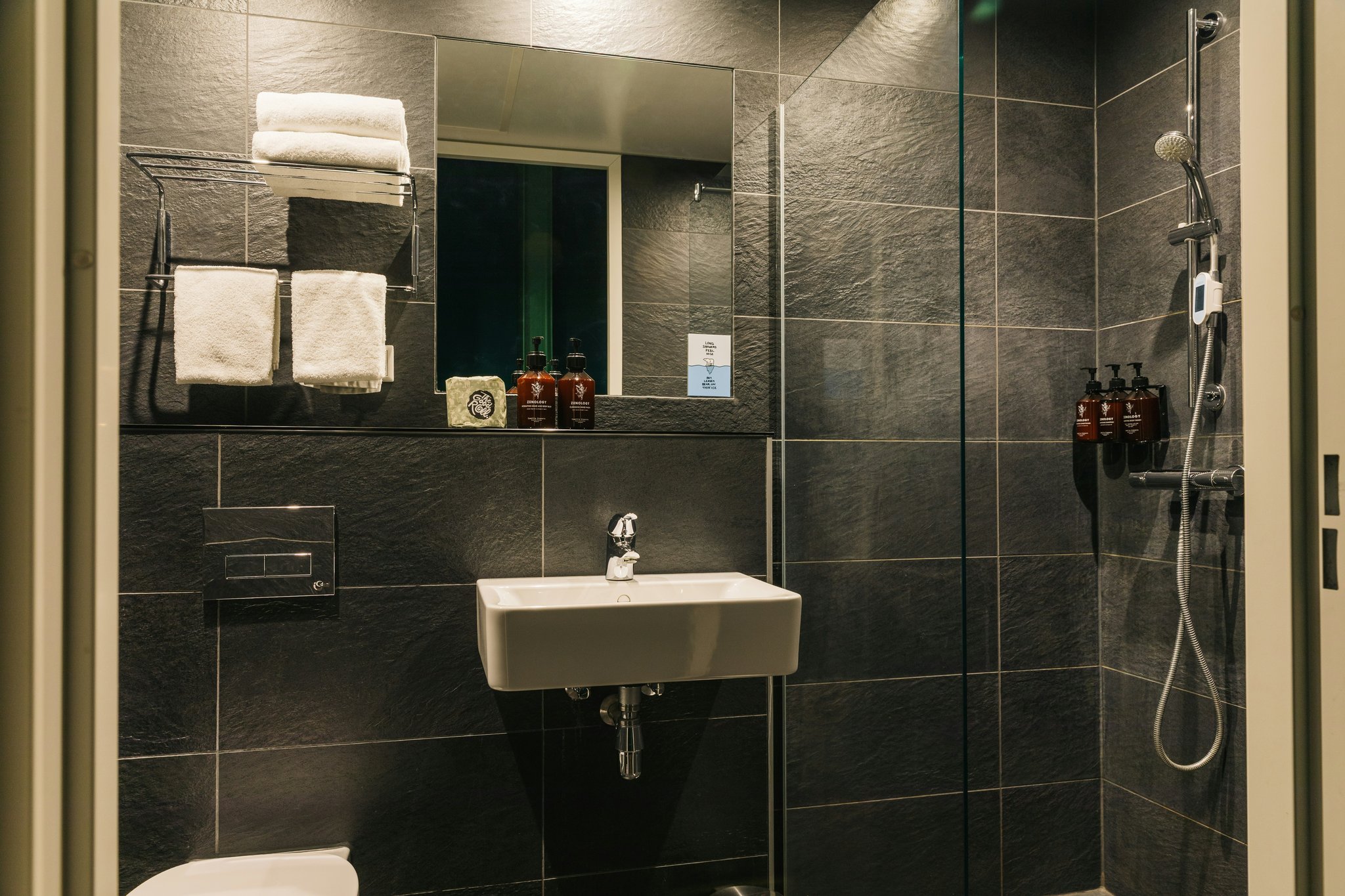 Qy5FesBFoky91bAujP1BGw_Maastricht_bathroom_S