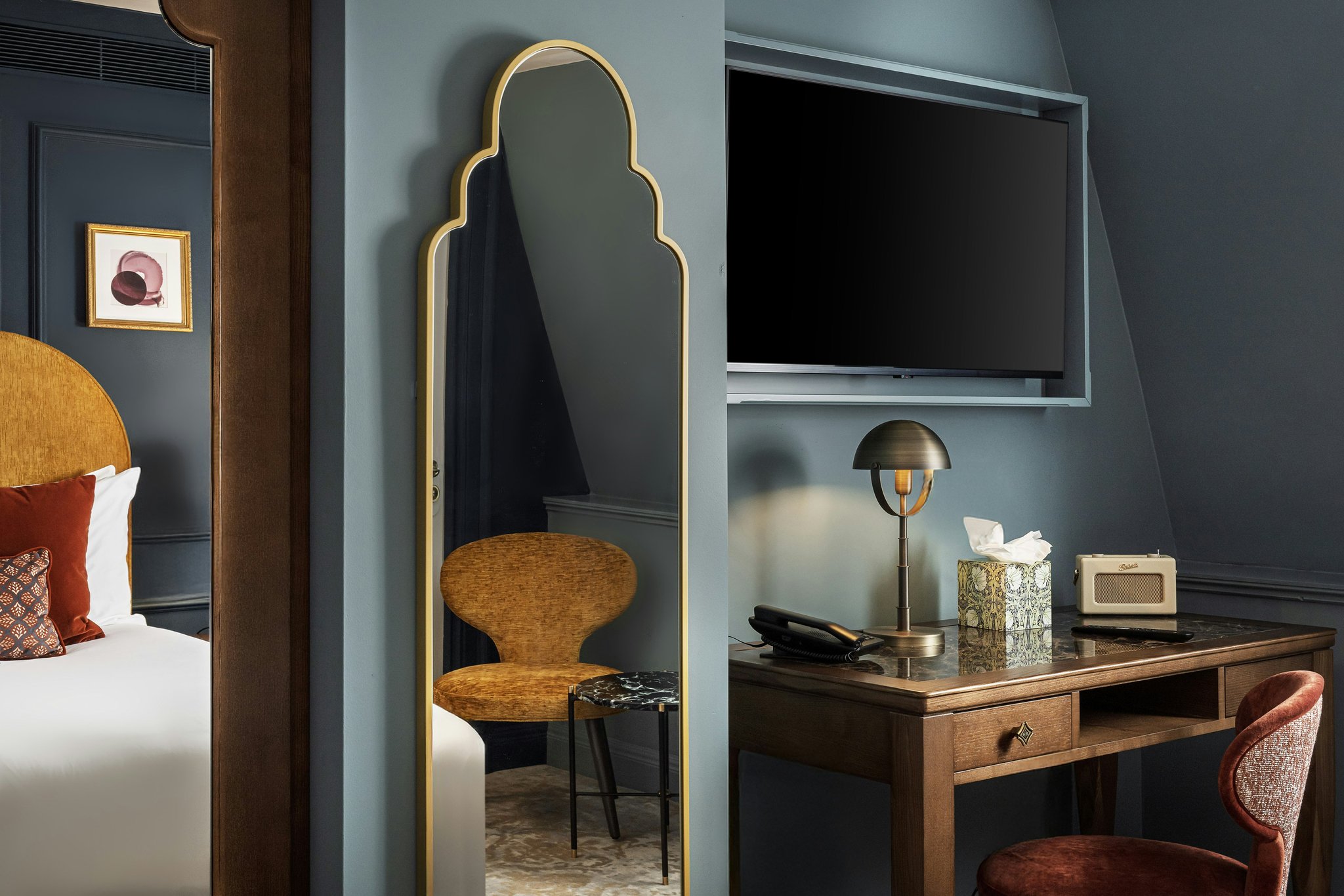 1ITY9OwnUajpswkrmQTmA_Cosy_room_blue_and_dressing_table_S