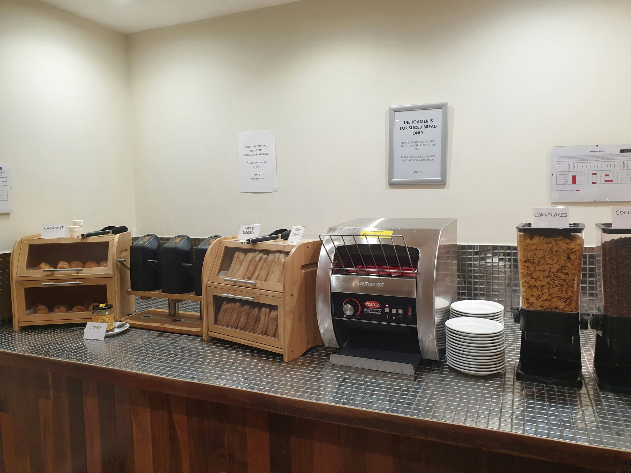 gTPn7Ft09Uy7pWkwIfbOsQ_Breakfast_buffet_area_3_S