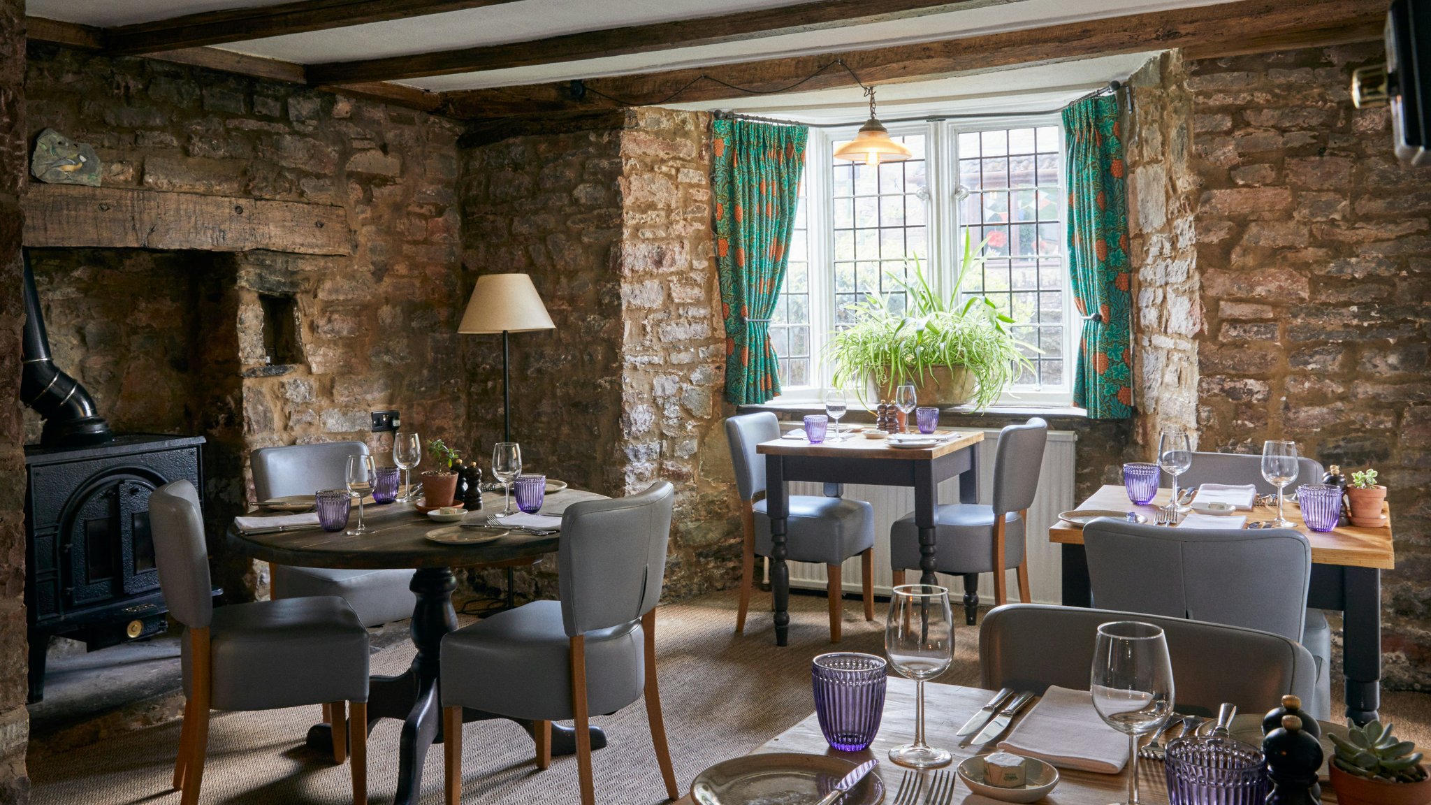 ts70n57KL0WwuUUzxLYCuQ_Dining_Room_S