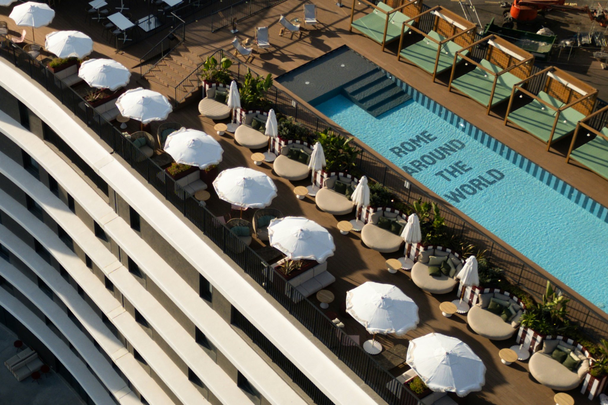 0zAwT4VZEaAcJiLg65NkA_The_Social_Hub_Rome_Exterior_Roofto_S