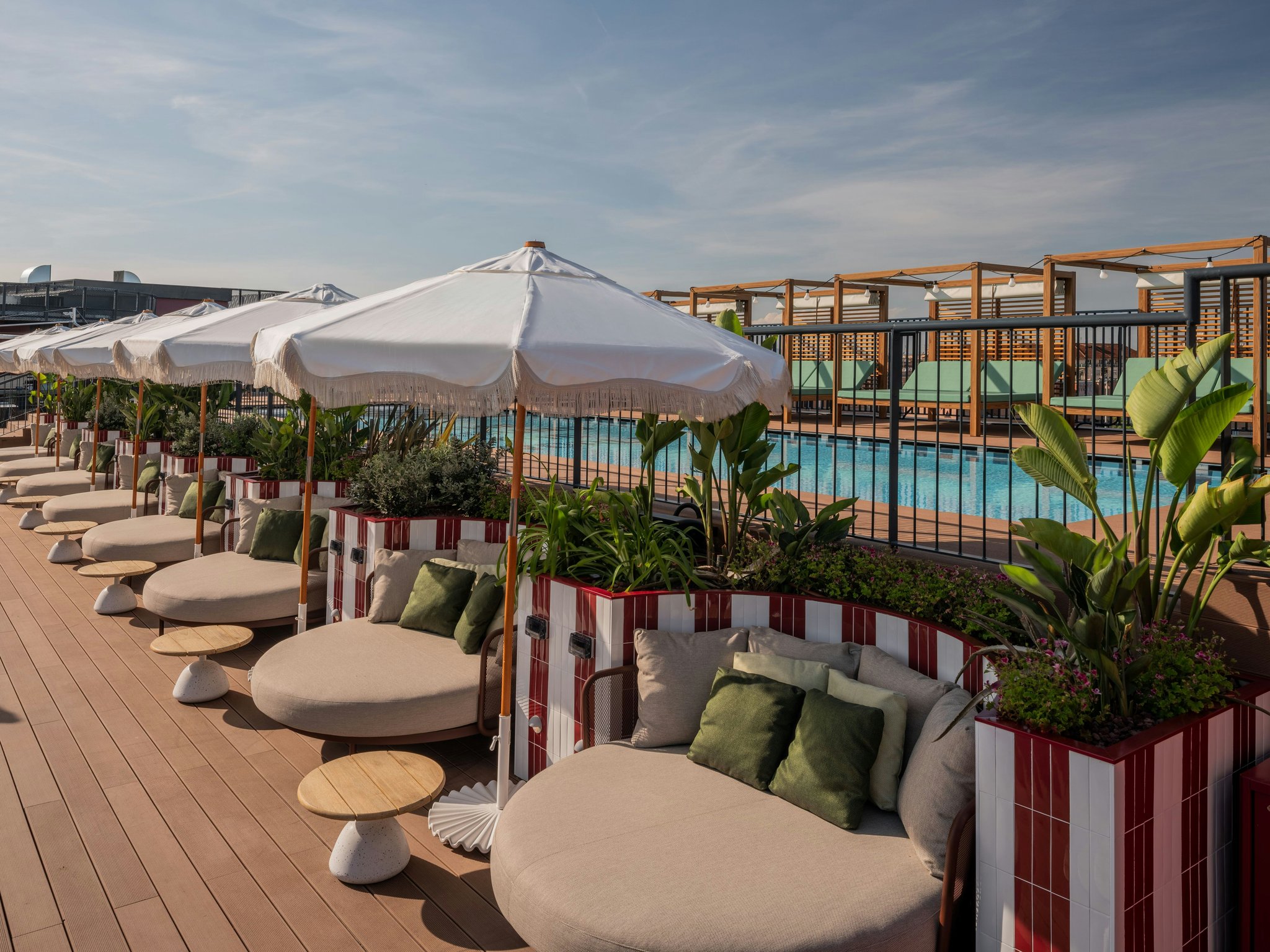 hUCHi46M302URBVk2REhMA_The_Social_Hub_Rome_Rooftop_Pool_H_S