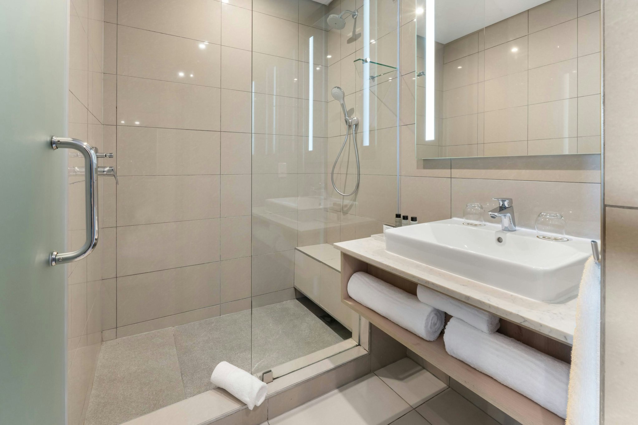 d0XcRwVahUSd9QYlQm54kg_Standard_Twin_Bathroom_S